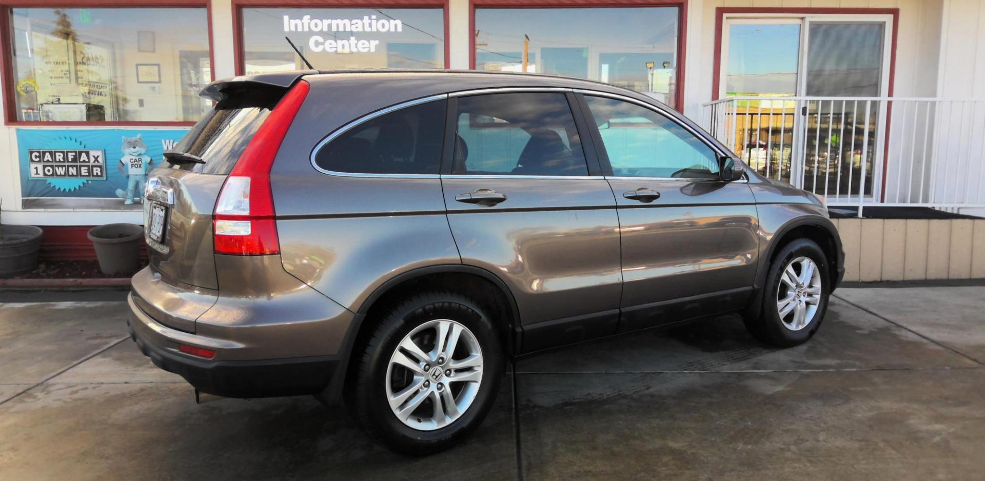 2010 GRAY Honda CR-V EX-L 2WD 5-Speed AT (5J6RE3H78AL) with an 2.4L L4 DOHC 16V engine, 5-Speed Automatic transmission, located at 502 S. Riverside Avenue, Medford, OR, 97501, (541) 773-3136, 42.322803, -122.867477 - Photo#2