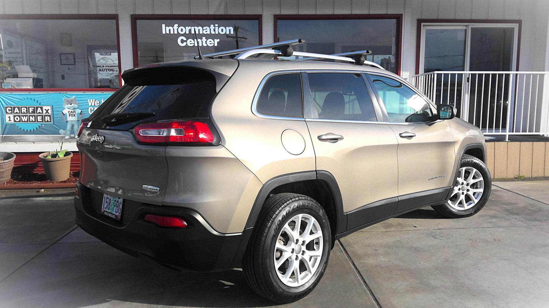 2017 GOLD Jeep Cherokee Latitude FWD (1C4PJLCB3HW) with an 2.4L L4 DOHC 16V engine, 9A transmission, located at 502 S. Riverside Avenue, Medford, OR, 97501, (541) 773-3136, 42.322803, -122.867477 - Photo#2