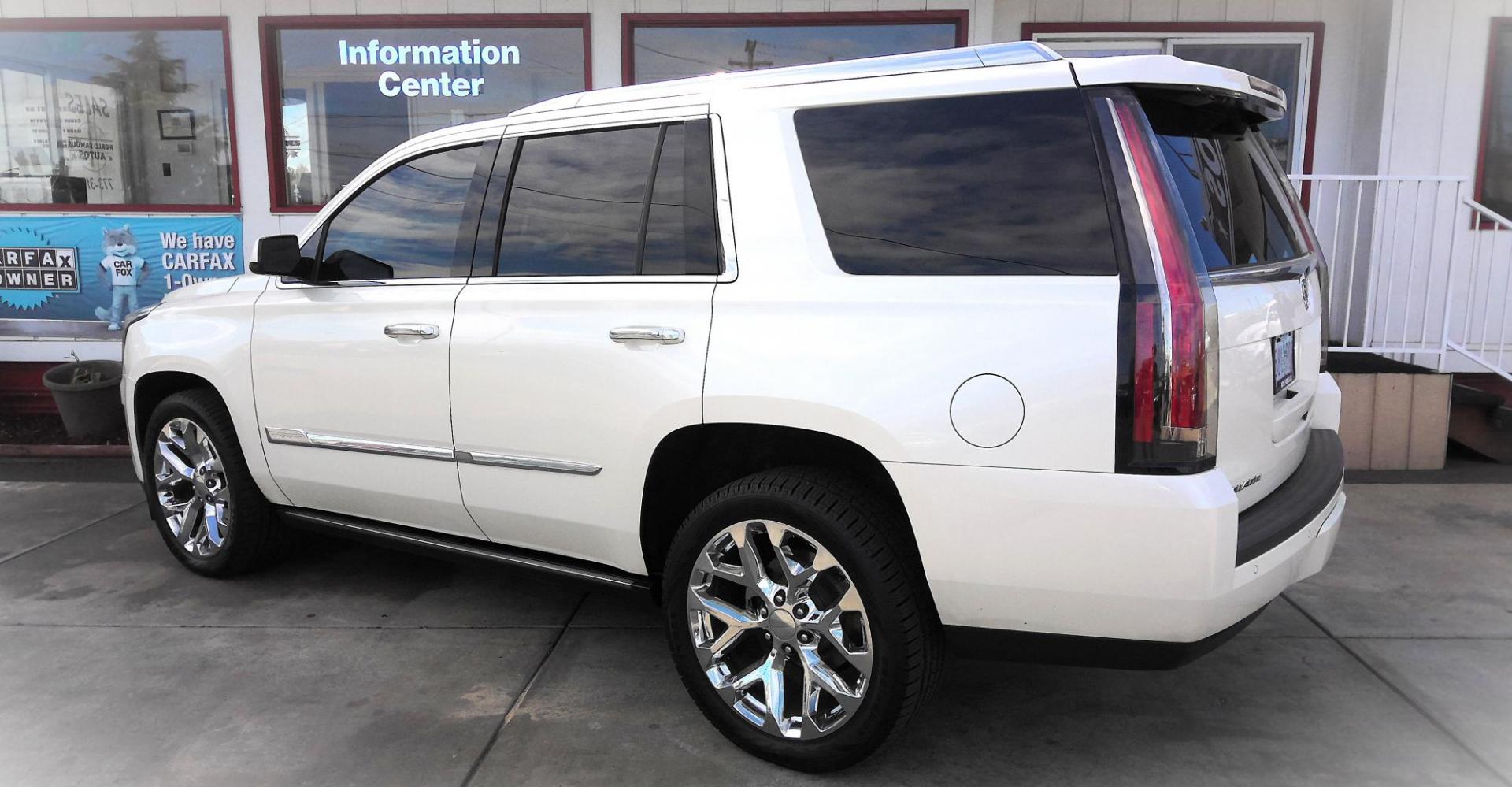 2015 WHITE Cadillac Escalade Premium 4WD (1GYS4CKJ8FR) with an 6.2L V8 OHV 16V FFV engine, 6-Speed Automatic transmission, located at 502 S. Riverside Avenue, Medford, OR, 97501, (541) 773-3136, 42.322803, -122.867477 - Photo#2