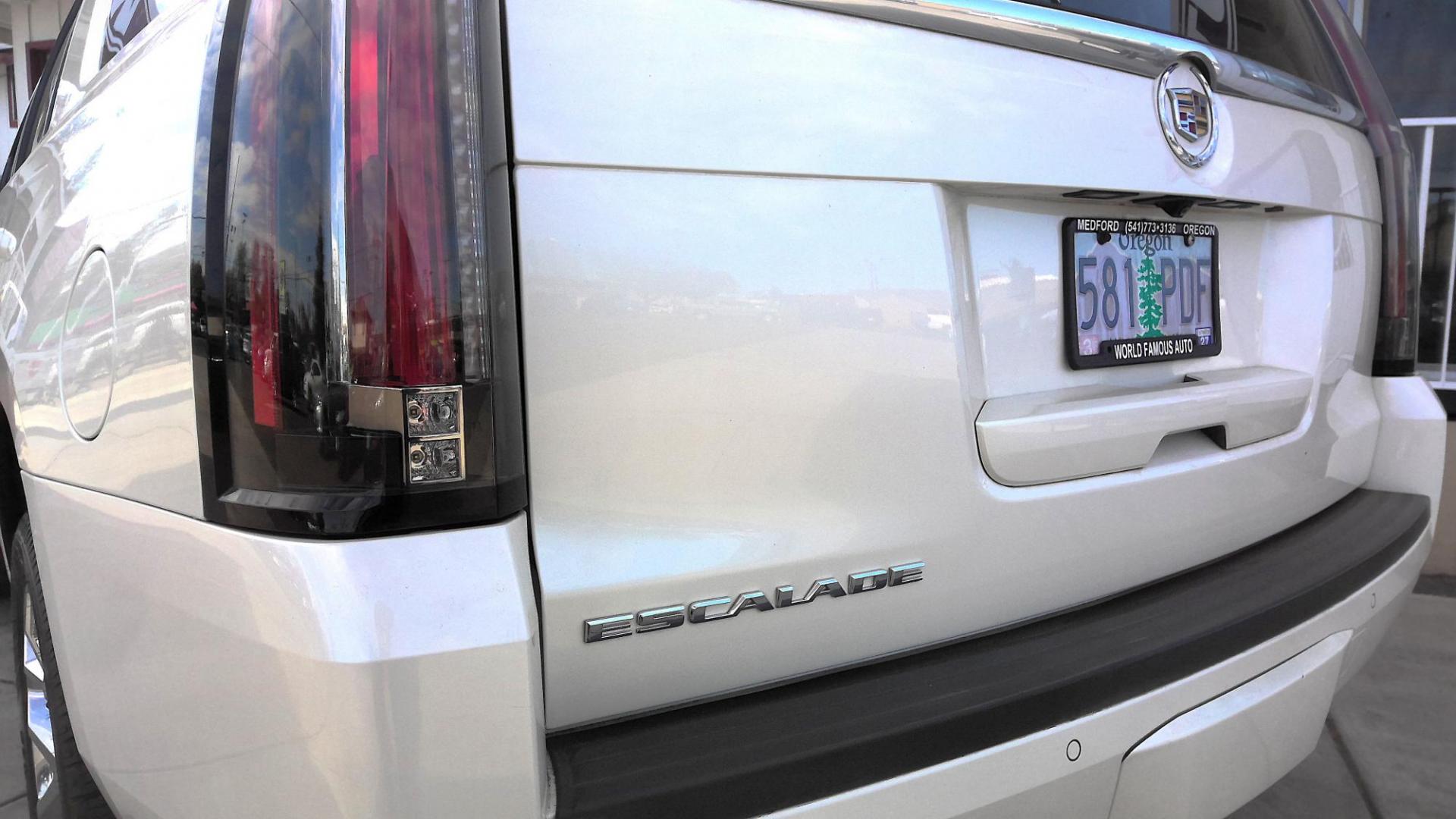 2015 WHITE Cadillac Escalade Premium 4WD (1GYS4CKJ8FR) with an 6.2L V8 OHV 16V FFV engine, 6-Speed Automatic transmission, located at 502 S. Riverside Avenue, Medford, OR, 97501, (541) 773-3136, 42.322803, -122.867477 - Photo#3