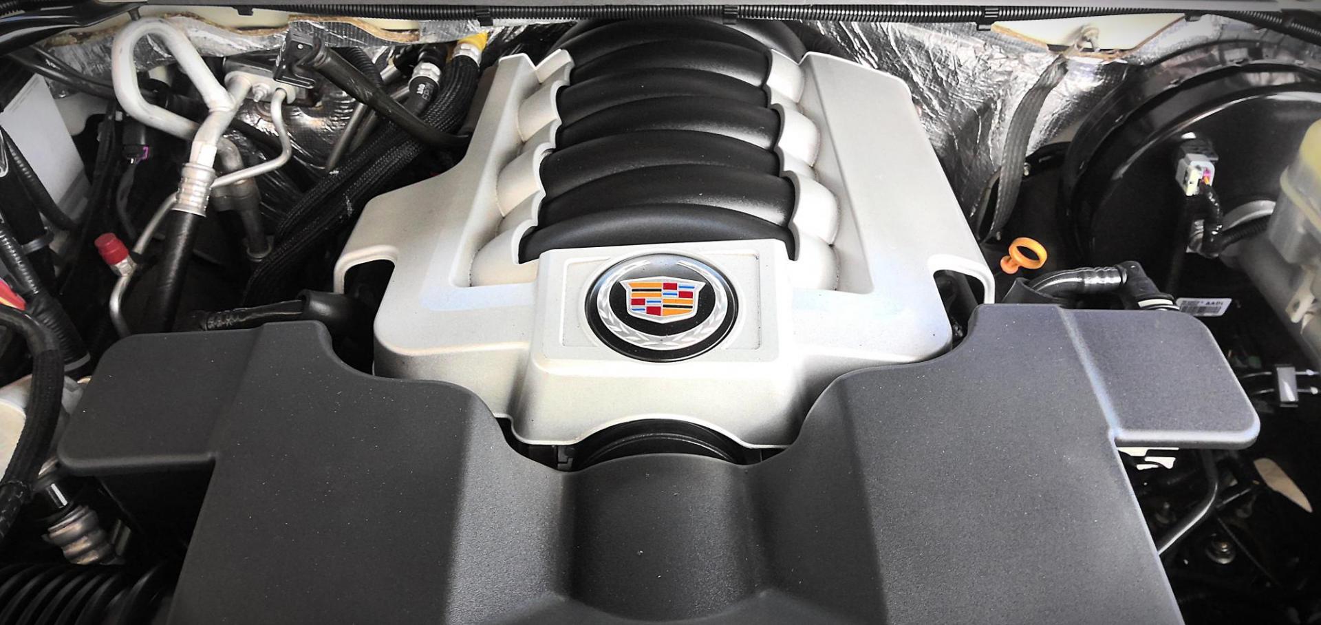 2015 WHITE Cadillac Escalade Premium 4WD (1GYS4CKJ8FR) with an 6.2L V8 OHV 16V FFV engine, 6-Speed Automatic transmission, located at 502 S. Riverside Avenue, Medford, OR, 97501, (541) 773-3136, 42.322803, -122.867477 - Photo#15