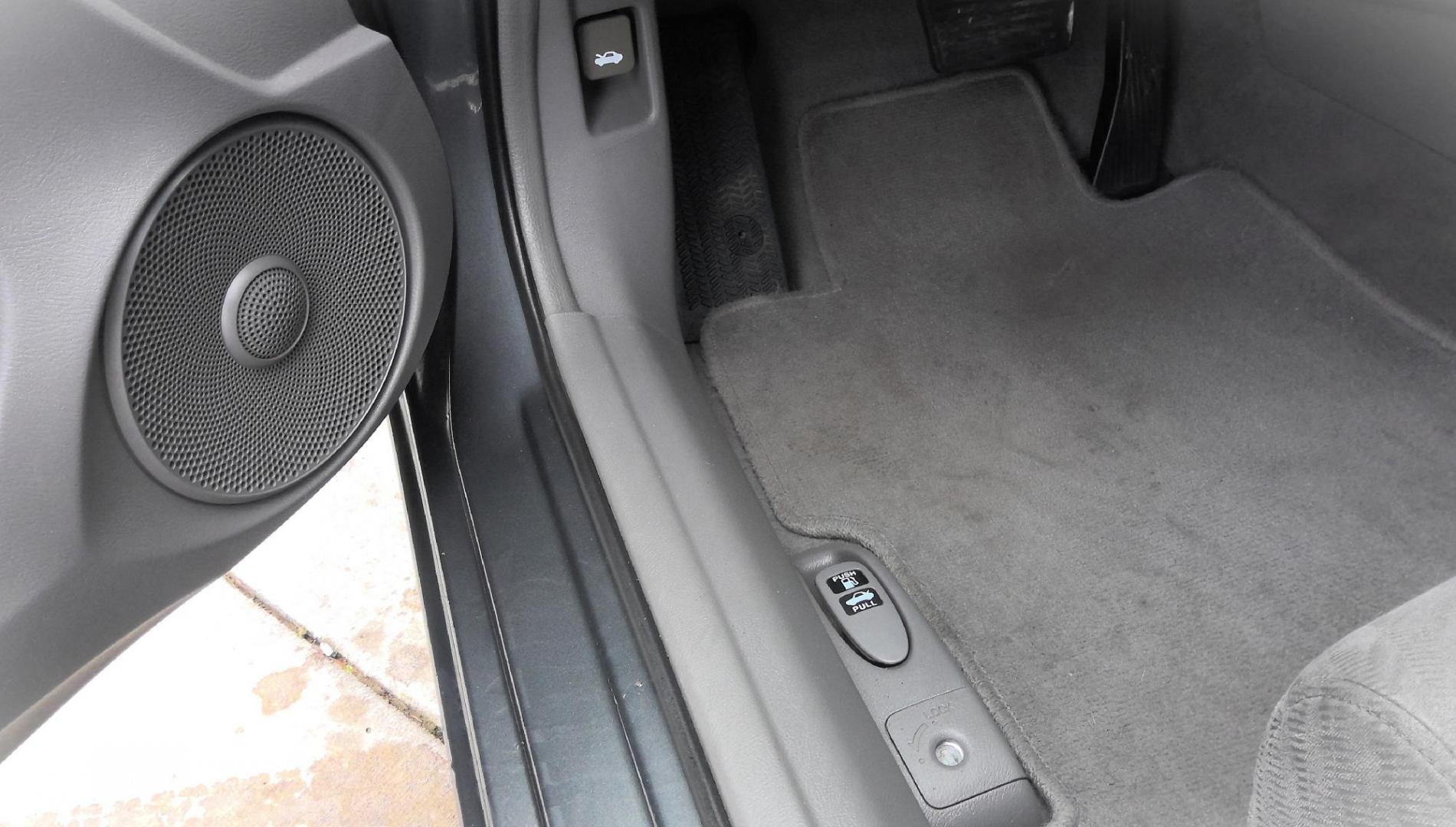 2011 GRAY Honda Civic LX Coupe 5-Speed AT (2HGFG1B64BH) with an 1.8L L4 SOHC 16V engine, 5-Speed Automatic transmission, located at 502 S. Riverside Avenue, Medford, OR, 97501, (541) 773-3136, 42.322803, -122.867477 - Photo#8