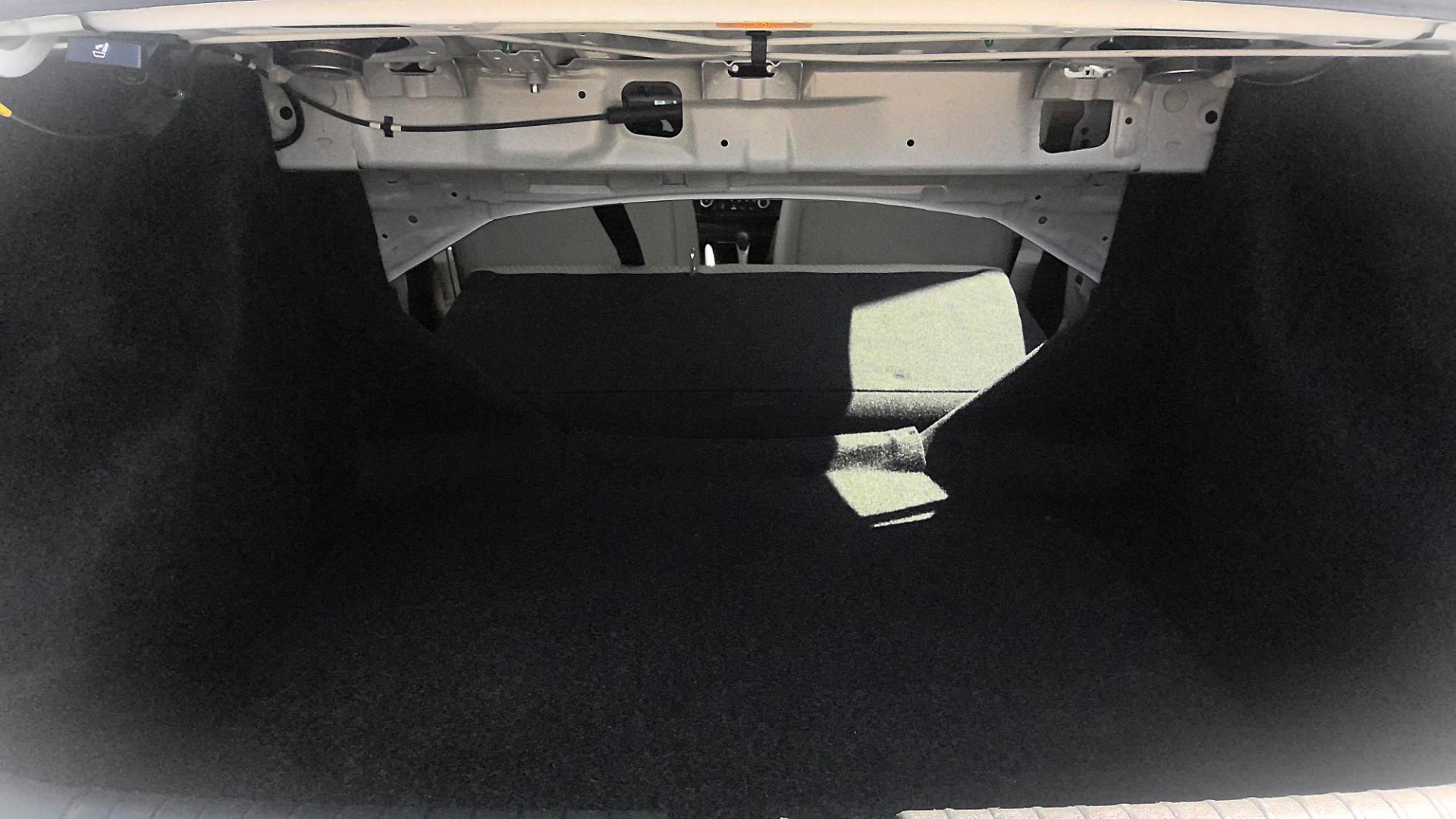 2014 WHITE Honda Civic LX Sedan CVT (19XFB2F50EE) with an 1.8L L4 SOHC 16V engine, Continuously Variable Transmission transmission, located at 502 S. Riverside Avenue, Medford, OR, 97501, (541) 773-3136, 42.322803, -122.867477 - Photo#4
