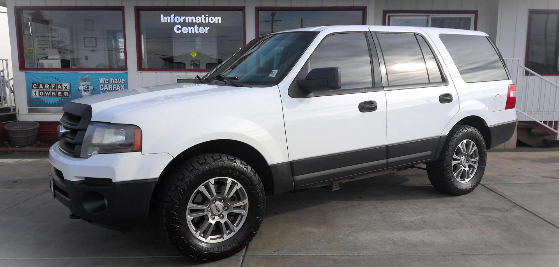 2015 WHITE Ford Expedition XL 4WD (1FMJU1GT8FE) with an 3.5L V6 DOHC 24V FFV engine, 6-Speed Automatic transmission, located at 502 S. Riverside Avenue, Medford, OR, 97501, (541) 773-3136, 42.322803, -122.867477 - Photo#1