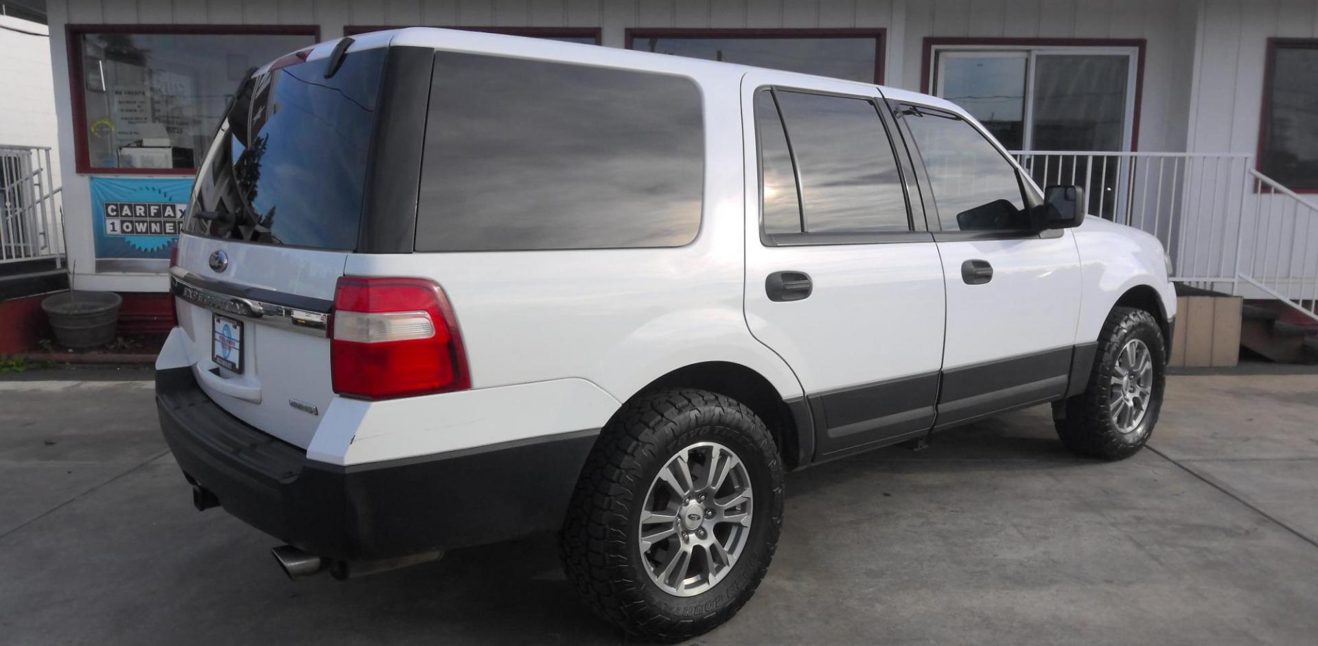 2015 WHITE Ford Expedition XL 4WD (1FMJU1GT8FE) with an 3.5L V6 DOHC 24V FFV engine, 6-Speed Automatic transmission, located at 502 S. Riverside Avenue, Medford, OR, 97501, (541) 773-3136, 42.322803, -122.867477 - Photo#2