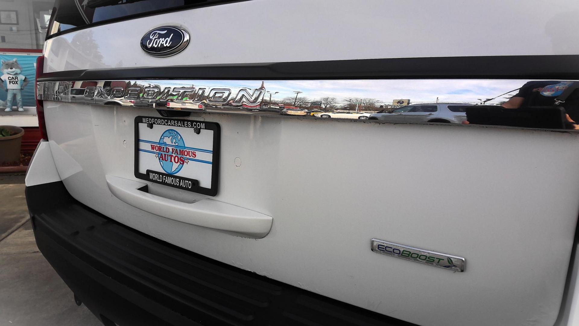 2015 WHITE Ford Expedition XL 4WD (1FMJU1GT8FE) with an 3.5L V6 DOHC 24V FFV engine, 6-Speed Automatic transmission, located at 502 S. Riverside Avenue, Medford, OR, 97501, (541) 773-3136, 42.322803, -122.867477 - Photo#3