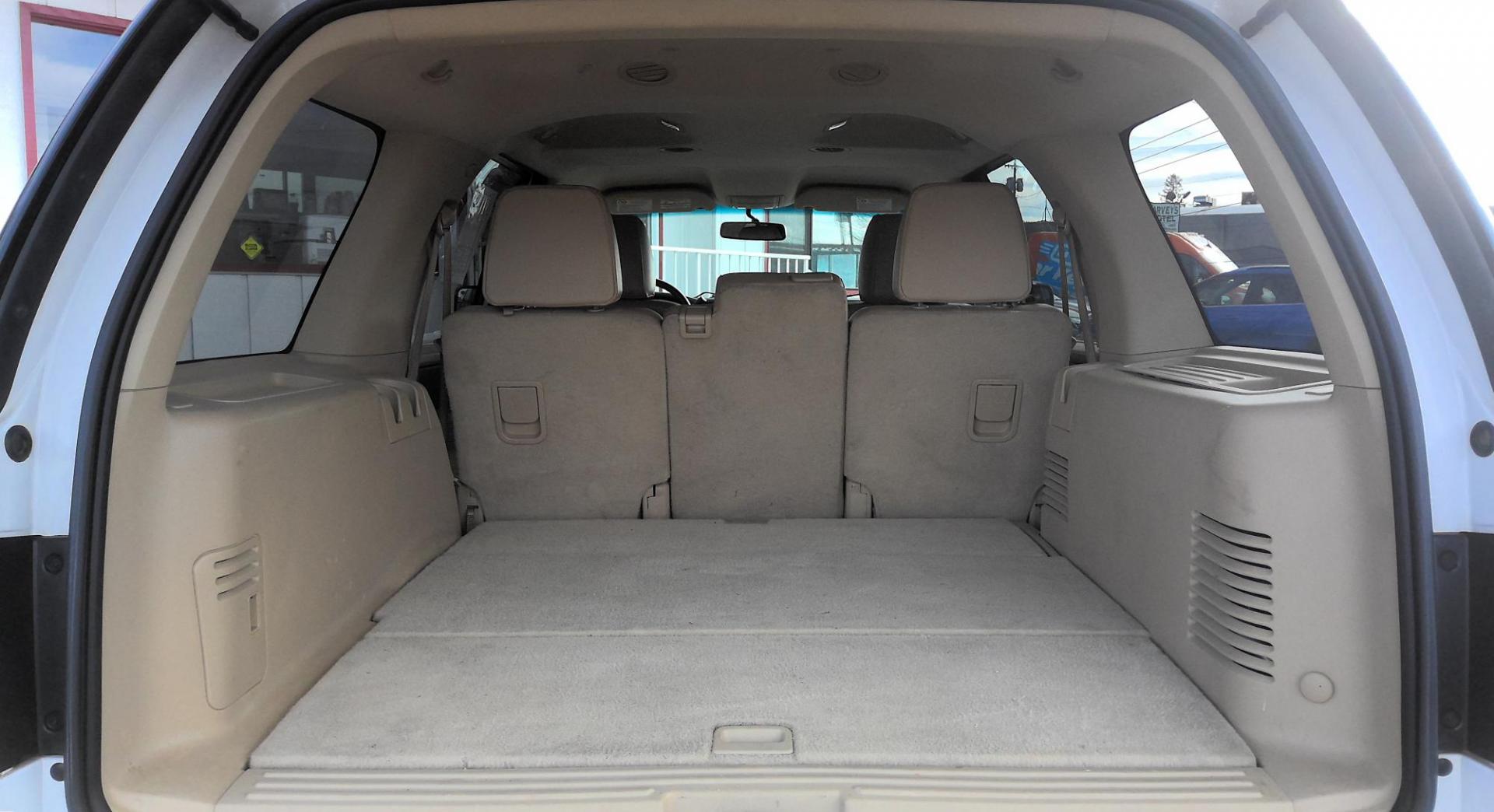 2015 WHITE Ford Expedition XL 4WD (1FMJU1GT8FE) with an 3.5L V6 DOHC 24V FFV engine, 6-Speed Automatic transmission, located at 502 S. Riverside Avenue, Medford, OR, 97501, (541) 773-3136, 42.322803, -122.867477 - Photo#4