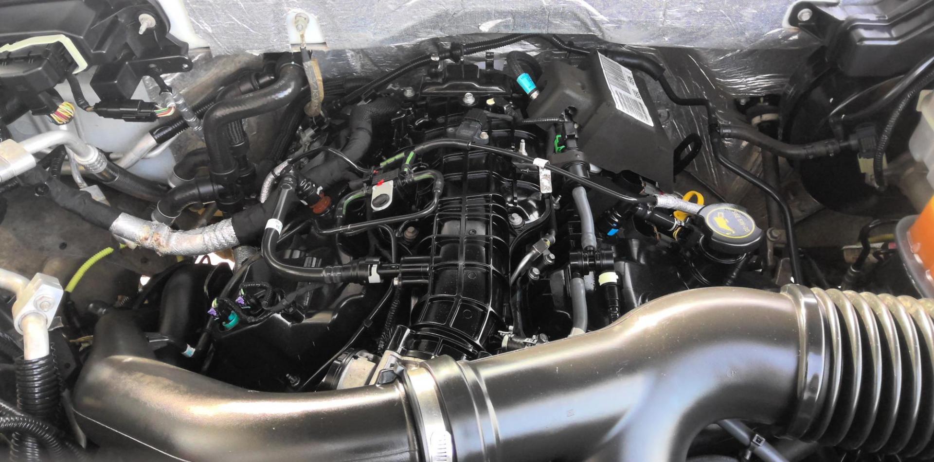 2015 WHITE Ford Expedition XL 4WD (1FMJU1GT8FE) with an 3.5L V6 DOHC 24V FFV engine, 6-Speed Automatic transmission, located at 502 S. Riverside Avenue, Medford, OR, 97501, (541) 773-3136, 42.322803, -122.867477 - Photo#8