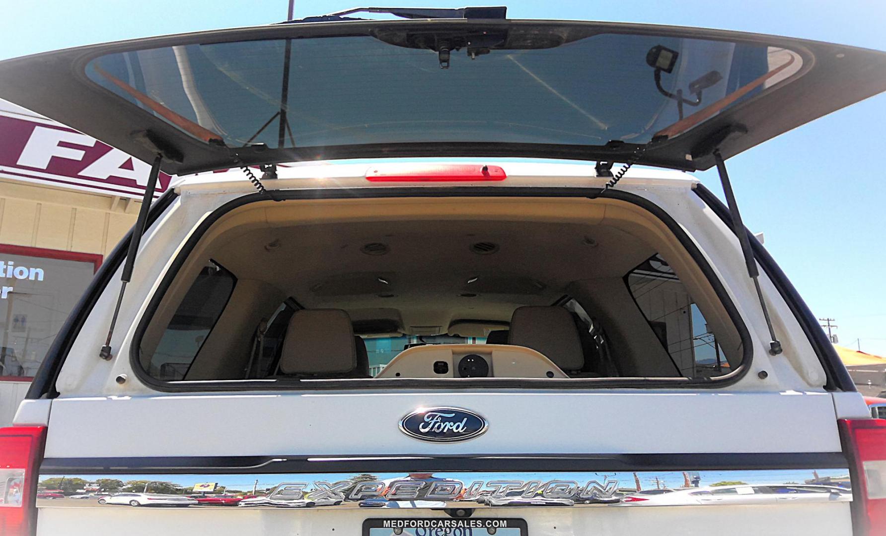 2015 WHITE Ford Expedition XL 4WD (1FMJU1GT8FE) with an 3.5L V6 DOHC 24V FFV engine, 6-Speed Automatic transmission, located at 502 S. Riverside Avenue, Medford, OR, 97501, (541) 773-3136, 42.322803, -122.867477 - Photo#3