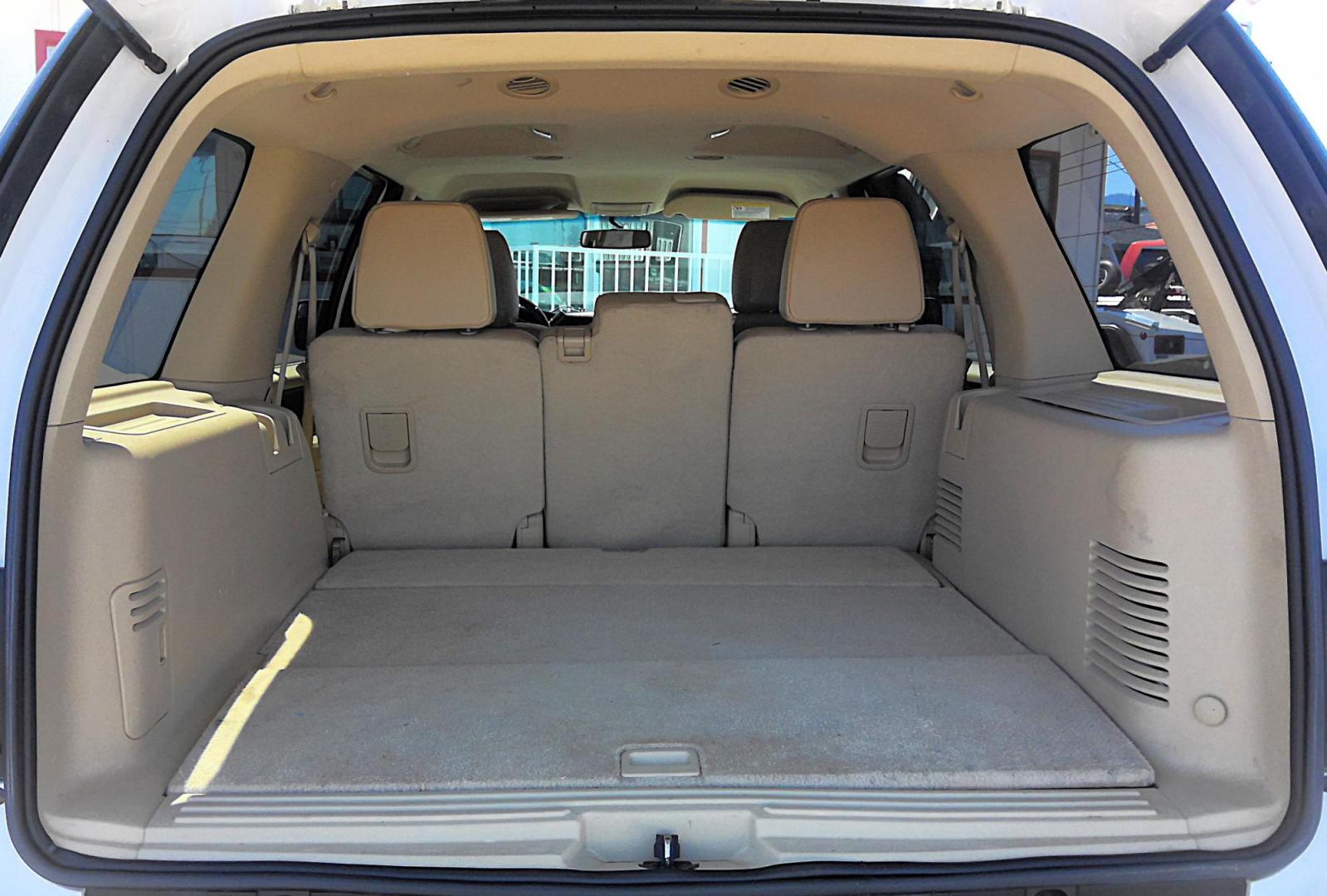 2015 WHITE Ford Expedition XL 4WD (1FMJU1GT8FE) with an 3.5L V6 DOHC 24V FFV engine, 6-Speed Automatic transmission, located at 502 S. Riverside Avenue, Medford, OR, 97501, (541) 773-3136, 42.322803, -122.867477 - Photo#4
