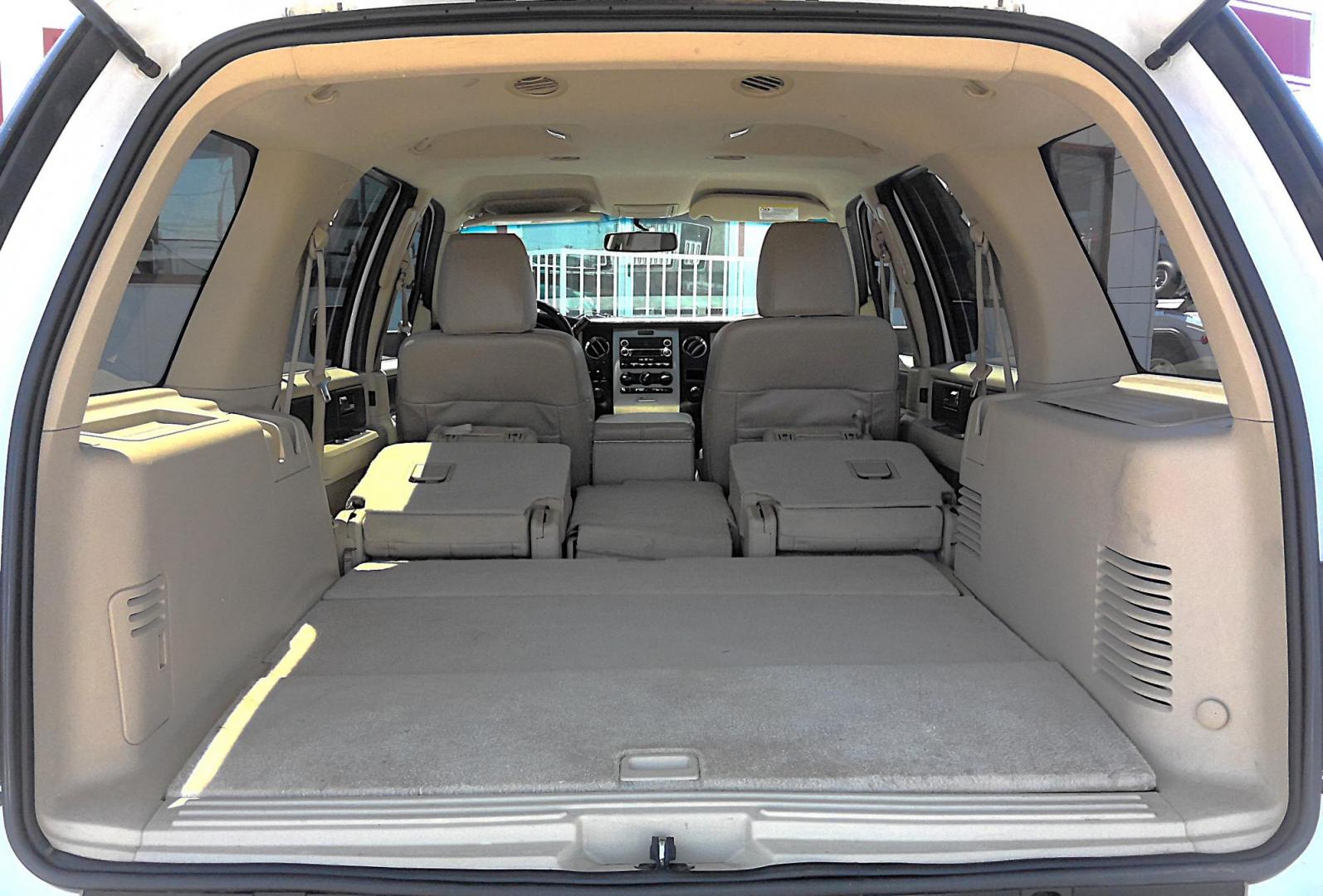 2015 WHITE Ford Expedition XL 4WD (1FMJU1GT8FE) with an 3.5L V6 DOHC 24V FFV engine, 6-Speed Automatic transmission, located at 502 S. Riverside Avenue, Medford, OR, 97501, (541) 773-3136, 42.322803, -122.867477 - Photo#5
