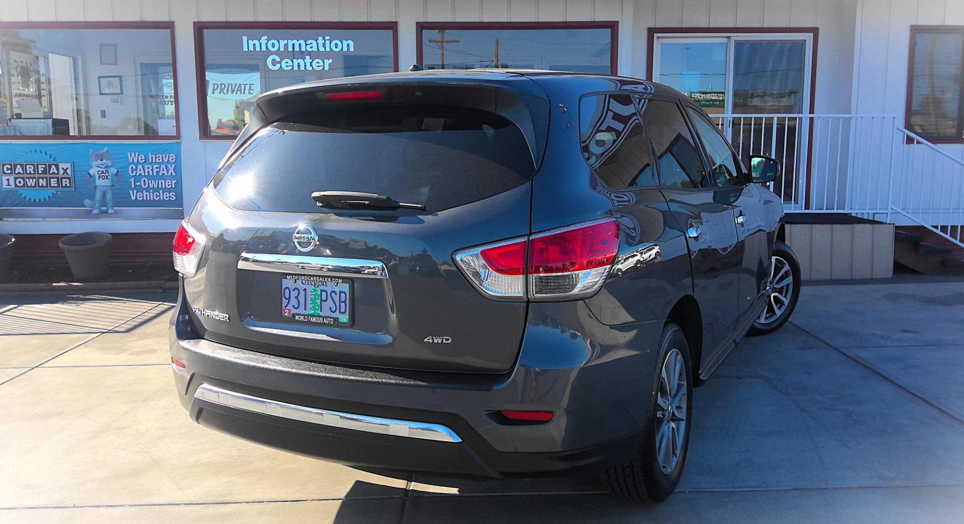 2014 GRAY /Black Nissan Pathfinder S 4WD (5N1AR2MMXEC) with an 3.5L V6 DOHC 24V engine, Continuously Variable Transmission transmission, located at 502 S. Riverside Avenue, Medford, OR, 97501, (541) 773-3136, 42.322803, -122.867477 - Known for the most interior room in it's class, this 2014 Nissan Pathfinder is an excellent SUV for hauling family, friends, and groceries around town as well as being an ultra-comfortable road trip adventure vehicle. With a 5,000lb towing capacity (tow hitch not included), intuitive AWD (with 4x4 l - Photo#2
