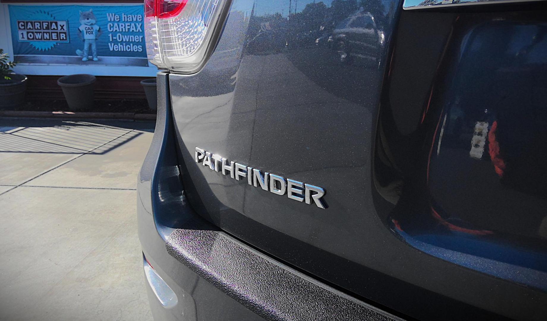 2014 GRAY /Black Nissan Pathfinder S 4WD (5N1AR2MMXEC) with an 3.5L V6 DOHC 24V engine, Continuously Variable Transmission transmission, located at 502 S. Riverside Avenue, Medford, OR, 97501, (541) 773-3136, 42.322803, -122.867477 - Known for the most interior room in it's class, this 2014 Nissan Pathfinder is an excellent SUV for hauling family, friends, and groceries around town as well as being an ultra-comfortable road trip adventure vehicle. With a 5,000lb towing capacity (tow hitch not included), intuitive AWD (with 4x4 l - Photo#3
