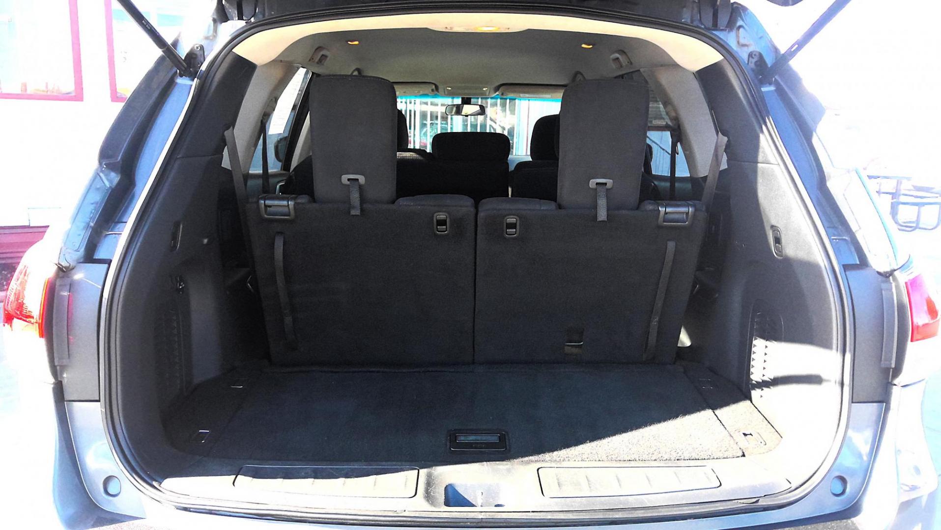 2014 GRAY /Black Nissan Pathfinder S 4WD (5N1AR2MMXEC) with an 3.5L V6 DOHC 24V engine, Continuously Variable Transmission transmission, located at 502 S. Riverside Avenue, Medford, OR, 97501, (541) 773-3136, 42.322803, -122.867477 - Known for the most interior room in it's class, this 2014 Nissan Pathfinder is an excellent SUV for hauling family, friends, and groceries around town as well as being an ultra-comfortable road trip adventure vehicle. With a 5,000lb towing capacity (tow hitch not included), intuitive AWD (with 4x4 l - Photo#4