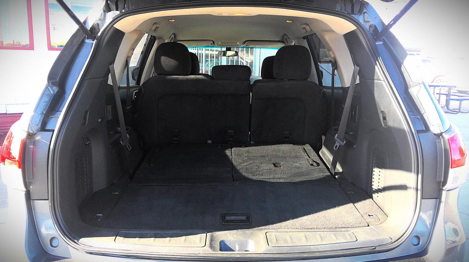 2014 GRAY /Black Nissan Pathfinder S 4WD (5N1AR2MMXEC) with an 3.5L V6 DOHC 24V engine, Continuously Variable Transmission transmission, located at 502 S. Riverside Avenue, Medford, OR, 97501, (541) 773-3136, 42.322803, -122.867477 - Known for the most interior room in it's class, this 2014 Nissan Pathfinder is an excellent SUV for hauling family, friends, and groceries around town as well as being an ultra-comfortable road trip adventure vehicle. With a 5,000lb towing capacity (tow hitch not included), intuitive AWD (with 4x4 l - Photo#5