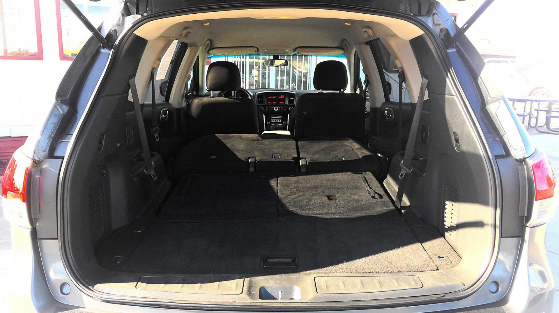 2014 GRAY /Black Nissan Pathfinder S 4WD (5N1AR2MMXEC) with an 3.5L V6 DOHC 24V engine, Continuously Variable Transmission transmission, located at 502 S. Riverside Avenue, Medford, OR, 97501, (541) 773-3136, 42.322803, -122.867477 - Known for the most interior room in it's class, this 2014 Nissan Pathfinder is an excellent SUV for hauling family, friends, and groceries around town as well as being an ultra-comfortable road trip adventure vehicle. With a 5,000lb towing capacity (tow hitch not included), intuitive AWD (with 4x4 l - Photo#6