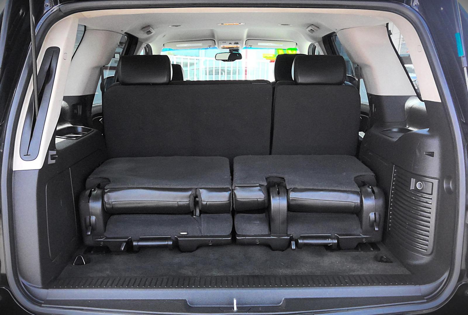 2007 BLACK GMC Yukon 4WD (1GKFK13047R) with an 5.3L V8 OHV 16V FFV engine, 4-Speed Automatic Overdrive transmission, located at 502 S. Riverside Avenue, Medford, OR, 97501, (541) 773-3136, 42.322803, -122.867477 - Photo#4