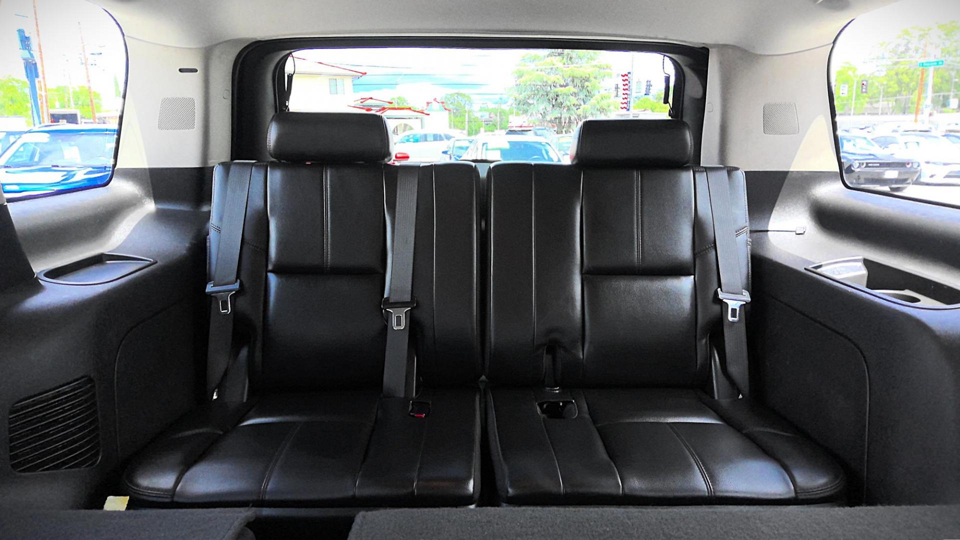 2007 BLACK GMC Yukon 4WD (1GKFK13047R) with an 5.3L V8 OHV 16V FFV engine, 4-Speed Automatic Overdrive transmission, located at 502 S. Riverside Avenue, Medford, OR, 97501, (541) 773-3136, 42.322803, -122.867477 - Photo#6