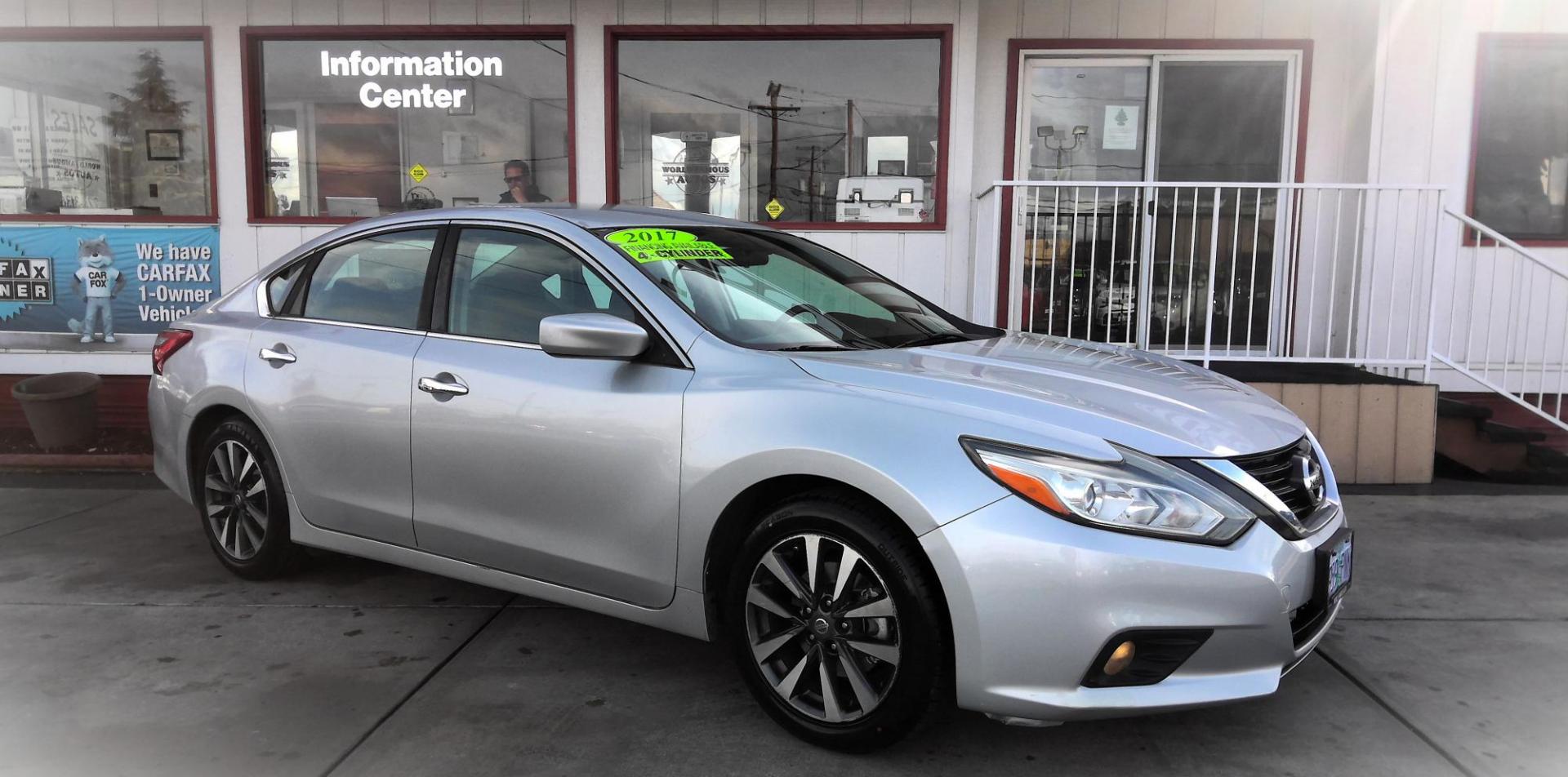 2017 SILVER Nissan Altima 2.5 S (1N4AL3AP1HC) with an 2.5L L4 DOHC 16V engine, CVT transmission, located at 502 S. Riverside Avenue, Medford, OR, 97501, (541) 773-3136, 42.322803, -122.867477 - Photo#1