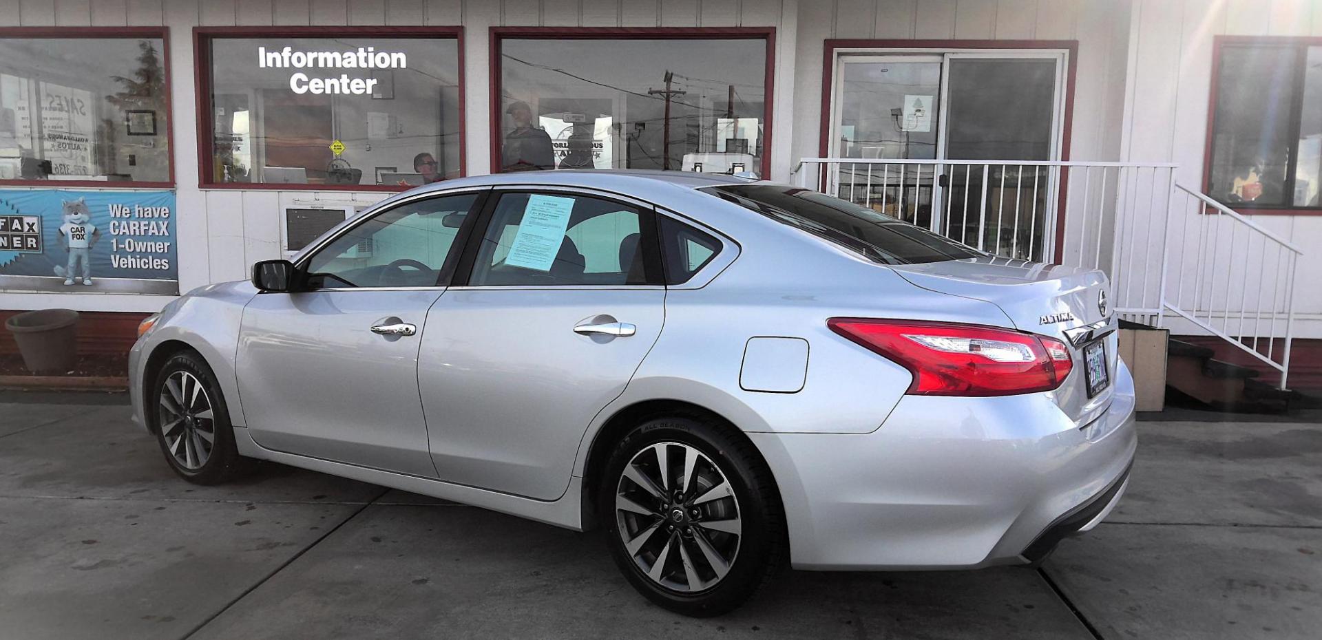 2017 SILVER Nissan Altima 2.5 S (1N4AL3AP1HC) with an 2.5L L4 DOHC 16V engine, CVT transmission, located at 502 S. Riverside Avenue, Medford, OR, 97501, (541) 773-3136, 42.322803, -122.867477 - Photo#2