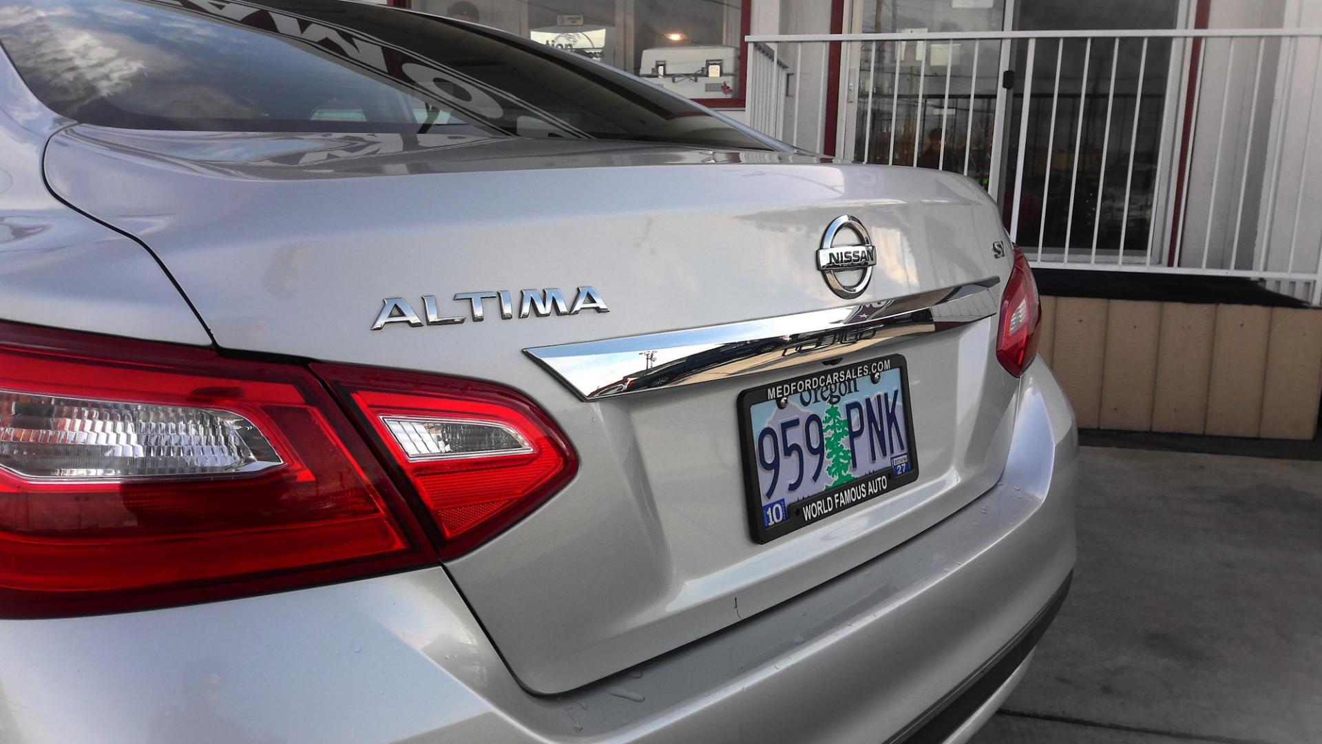 2017 SILVER Nissan Altima 2.5 S (1N4AL3AP1HC) with an 2.5L L4 DOHC 16V engine, CVT transmission, located at 502 S. Riverside Avenue, Medford, OR, 97501, (541) 773-3136, 42.322803, -122.867477 - Photo#3