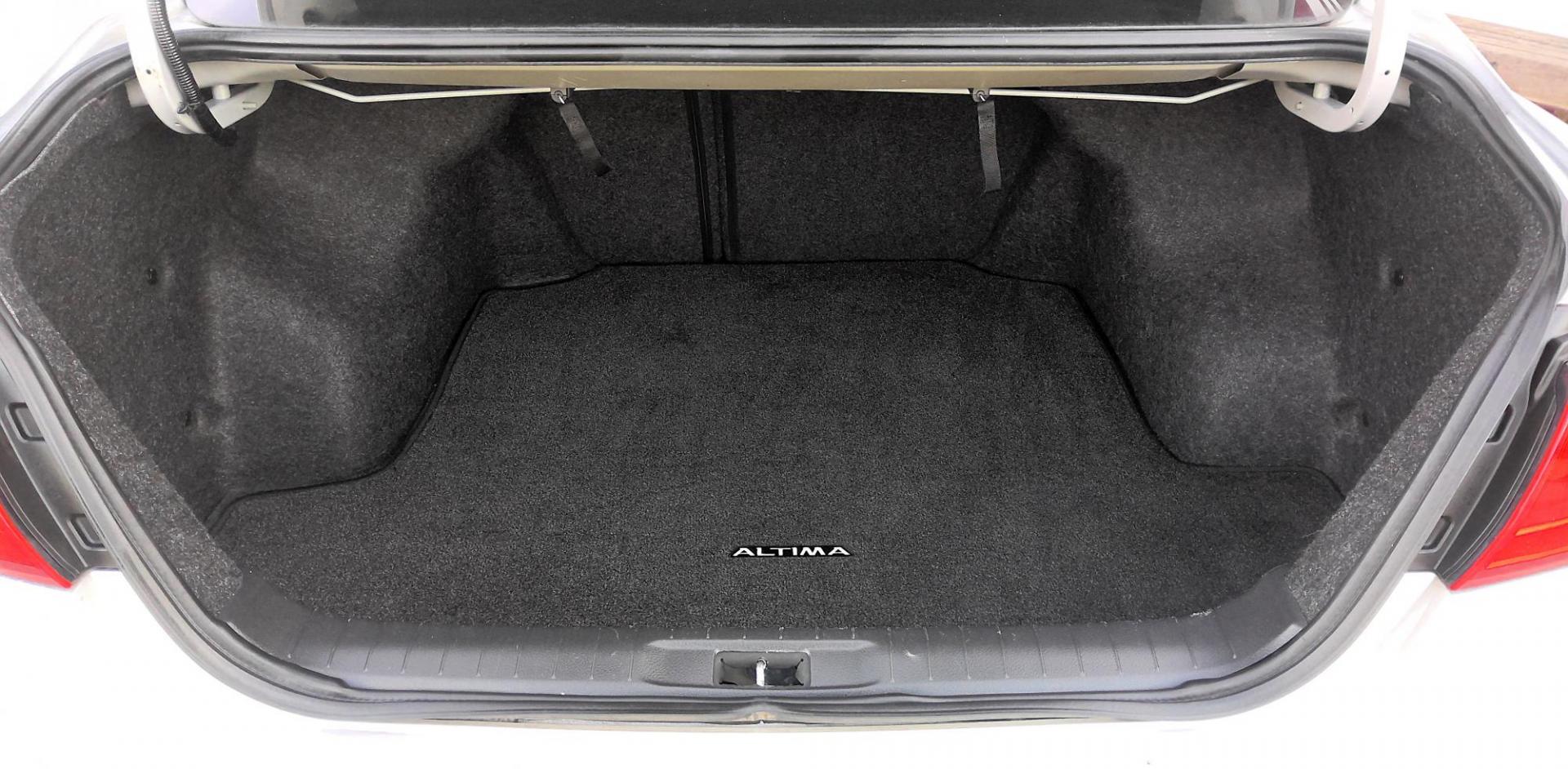 2017 SILVER Nissan Altima 2.5 S (1N4AL3AP1HC) with an 2.5L L4 DOHC 16V engine, CVT transmission, located at 502 S. Riverside Avenue, Medford, OR, 97501, (541) 773-3136, 42.322803, -122.867477 - Photo#4