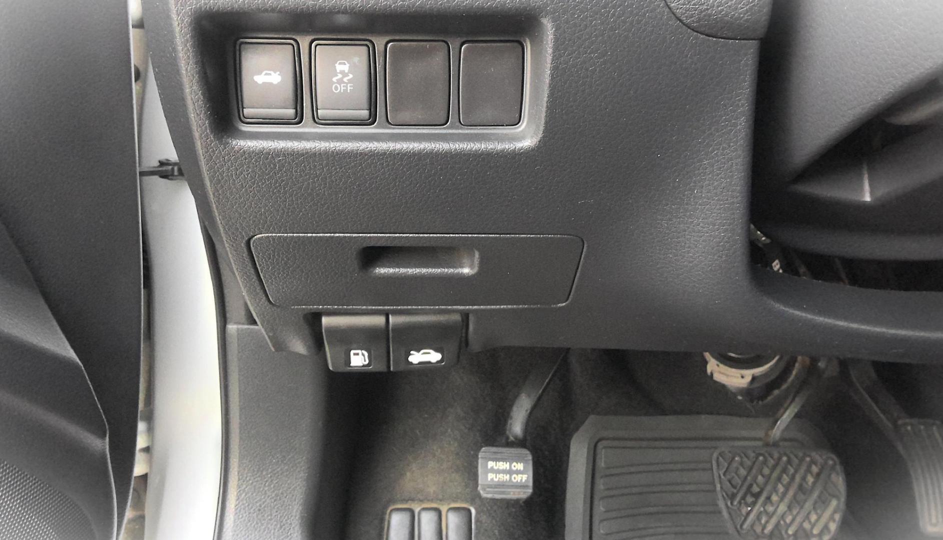 2017 SILVER Nissan Altima 2.5 S (1N4AL3AP1HC) with an 2.5L L4 DOHC 16V engine, CVT transmission, located at 502 S. Riverside Avenue, Medford, OR, 97501, (541) 773-3136, 42.322803, -122.867477 - Photo#8