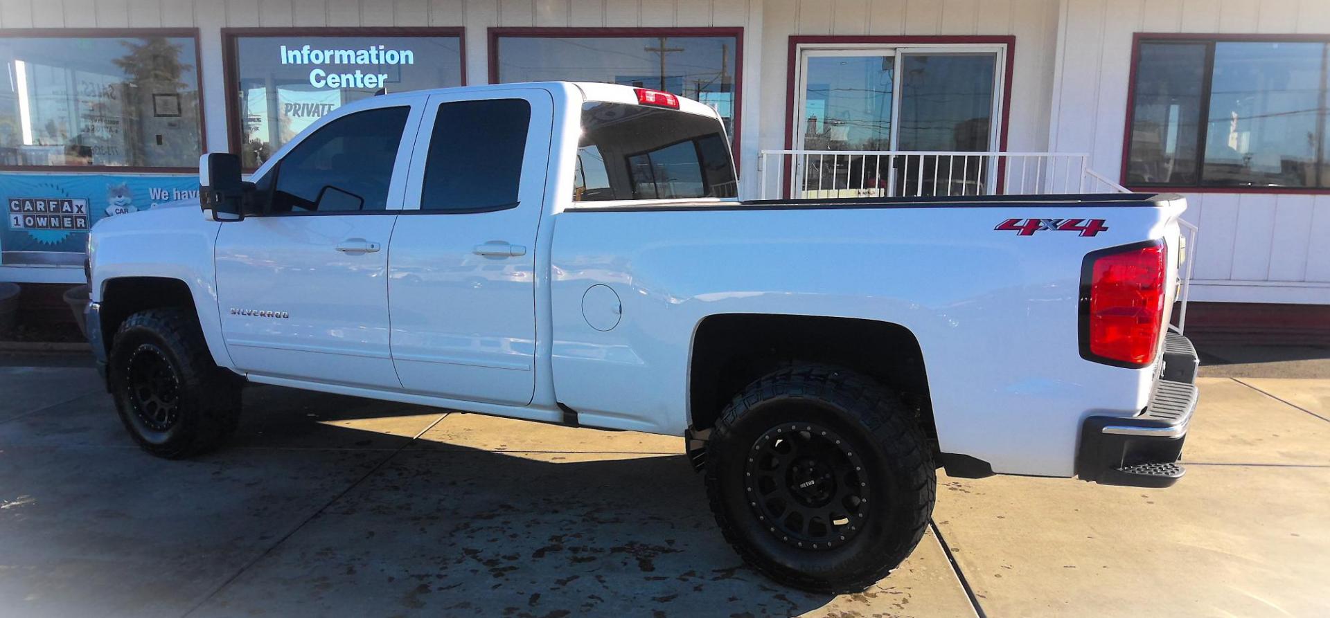2018 WHITE Chevrolet Silverado 1500 LT Double Cab 4WD (1GCVKREC8JZ) with an 5.3L V8 OHV 16V engine, 6A transmission, located at 502 S. Riverside Avenue, Medford, OR, 97501, (541) 773-3136, 42.322803, -122.867477 - Photo#2