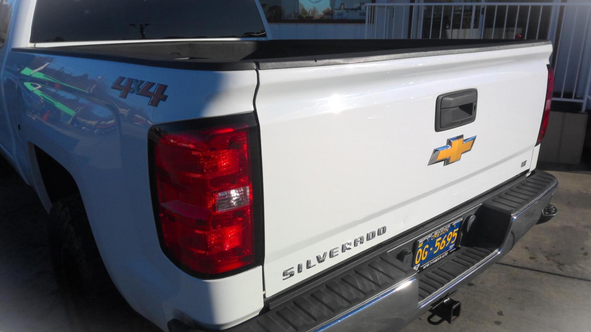 2018 WHITE Chevrolet Silverado 1500 LT Double Cab 4WD (1GCVKREC8JZ) with an 5.3L V8 OHV 16V engine, 6A transmission, located at 502 S. Riverside Avenue, Medford, OR, 97501, (541) 773-3136, 42.322803, -122.867477 - Photo#3