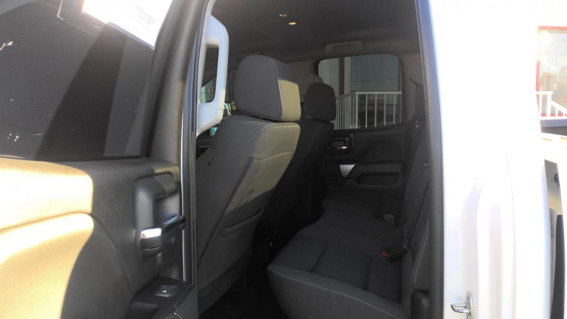 2018 WHITE Chevrolet Silverado 1500 LT Double Cab 4WD (1GCVKREC8JZ) with an 5.3L V8 OHV 16V engine, 6A transmission, located at 502 S. Riverside Avenue, Medford, OR, 97501, (541) 773-3136, 42.322803, -122.867477 - Photo#4