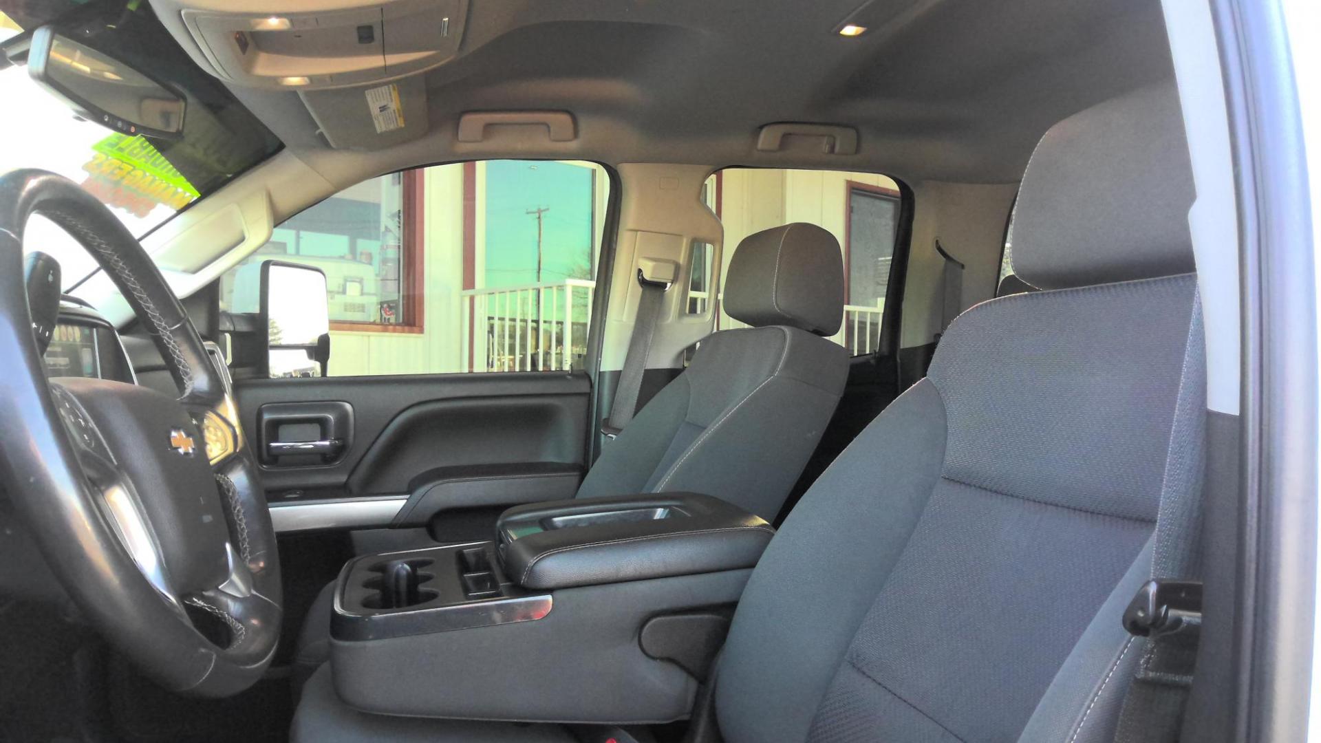 2018 WHITE Chevrolet Silverado 1500 LT Double Cab 4WD (1GCVKREC8JZ) with an 5.3L V8 OHV 16V engine, 6A transmission, located at 502 S. Riverside Avenue, Medford, OR, 97501, (541) 773-3136, 42.322803, -122.867477 - Photo#5