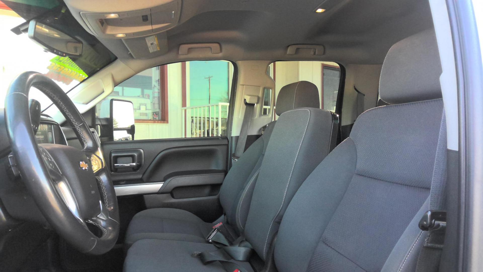 2018 WHITE Chevrolet Silverado 1500 LT Double Cab 4WD (1GCVKREC8JZ) with an 5.3L V8 OHV 16V engine, 6A transmission, located at 502 S. Riverside Avenue, Medford, OR, 97501, (541) 773-3136, 42.322803, -122.867477 - Photo#6