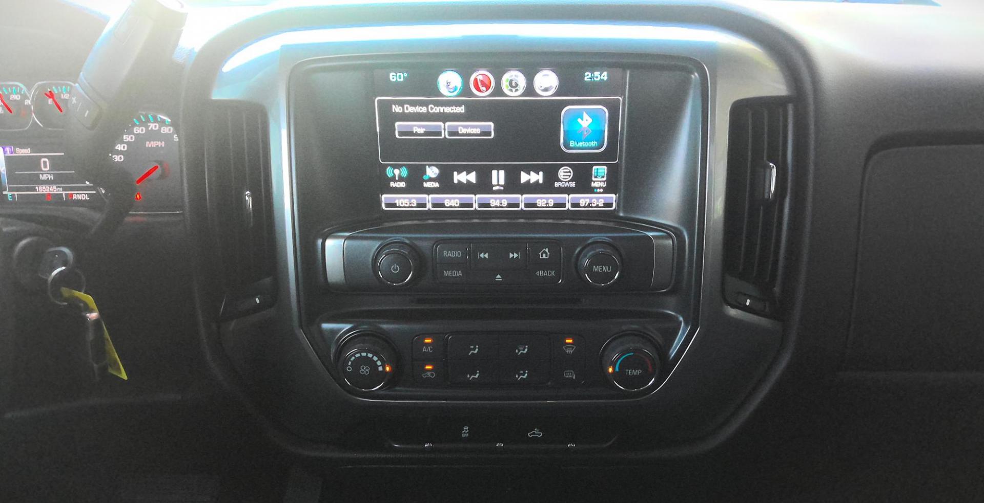 2018 WHITE Chevrolet Silverado 1500 LT Double Cab 4WD (1GCVKREC8JZ) with an 5.3L V8 OHV 16V engine, 6A transmission, located at 502 S. Riverside Avenue, Medford, OR, 97501, (541) 773-3136, 42.322803, -122.867477 - Photo#8