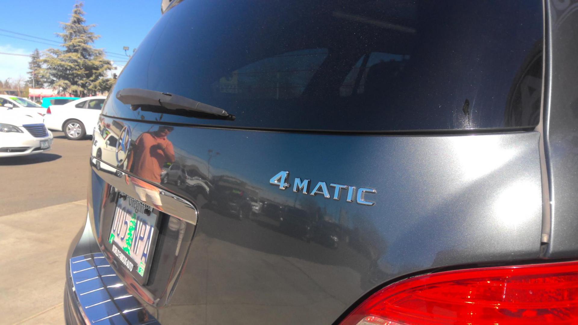 2011 GRAY Mercedes-Benz R-Class R350 4MATIC w/ 3rd Row (4JGCB6FE8BA) with an 3.5L V6 DOHC 24V engine, 7-Speed Automatic transmission, located at 502 S. Riverside Avenue, Medford, OR, 97501, (541) 773-3136, 42.322803, -122.867477 - Photo#4