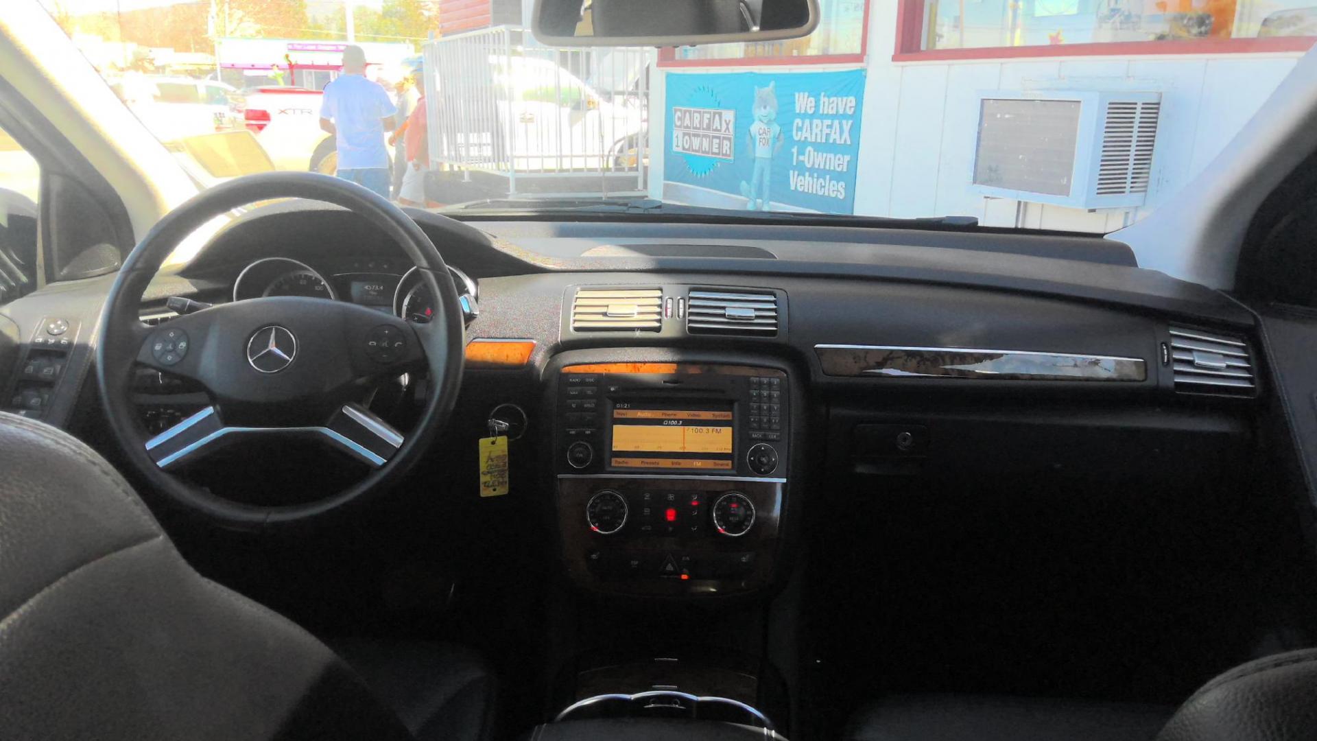 2011 GRAY Mercedes-Benz R-Class R350 4MATIC w/ 3rd Row (4JGCB6FE8BA) with an 3.5L V6 DOHC 24V engine, 7-Speed Automatic transmission, located at 502 S. Riverside Avenue, Medford, OR, 97501, (541) 773-3136, 42.322803, -122.867477 - Photo#9