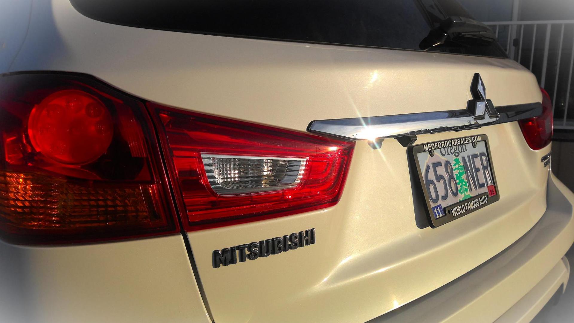 2019 WHITE Mitsubishi Outlander Sport 2.0 SE 4WD CVT (JA4AR3AU8KU) with an 2.0L L4 DOHC 16V engine, CVT transmission, located at 502 S. Riverside Avenue, Medford, OR, 97501, (541) 773-3136, 42.322803, -122.867477 - Photo#3