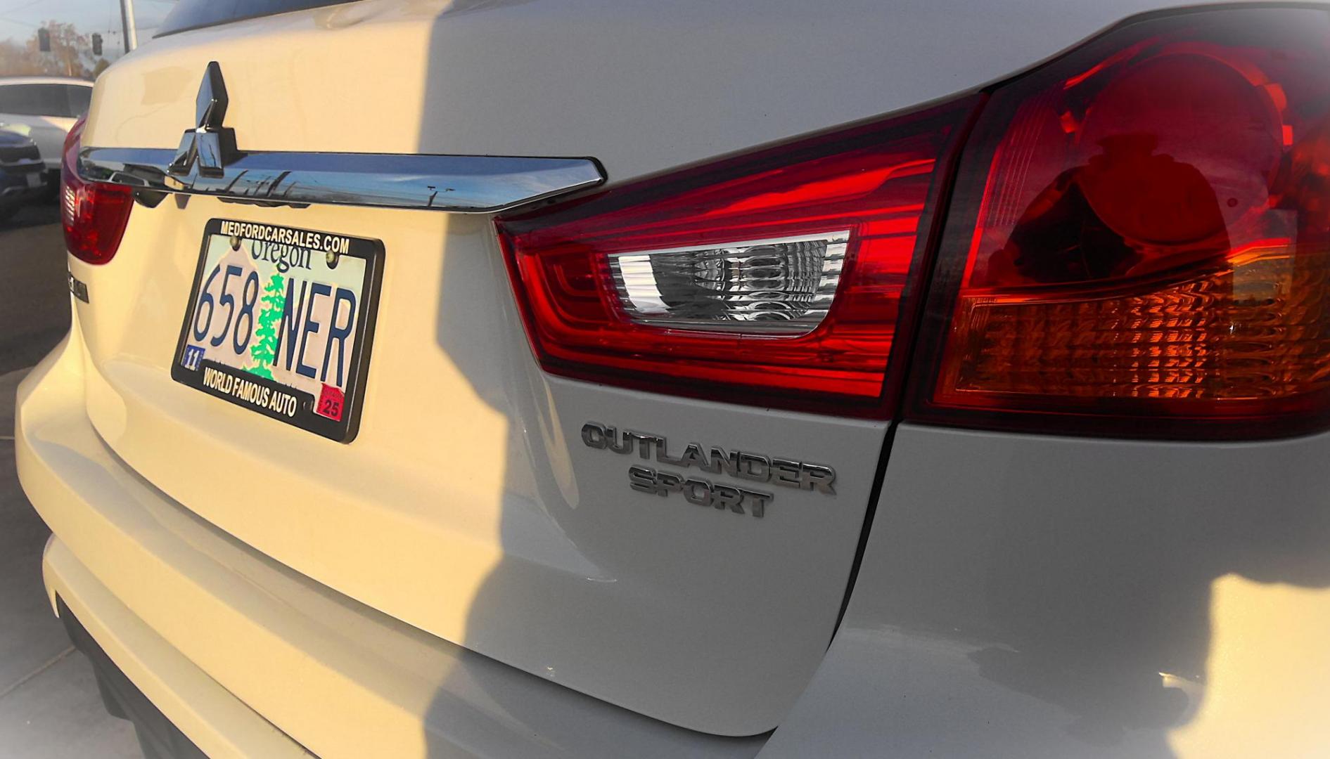 2019 WHITE Mitsubishi Outlander Sport 2.0 SE 4WD CVT (JA4AR3AU8KU) with an 2.0L L4 DOHC 16V engine, CVT transmission, located at 502 S. Riverside Avenue, Medford, OR, 97501, (541) 773-3136, 42.322803, -122.867477 - Photo#4