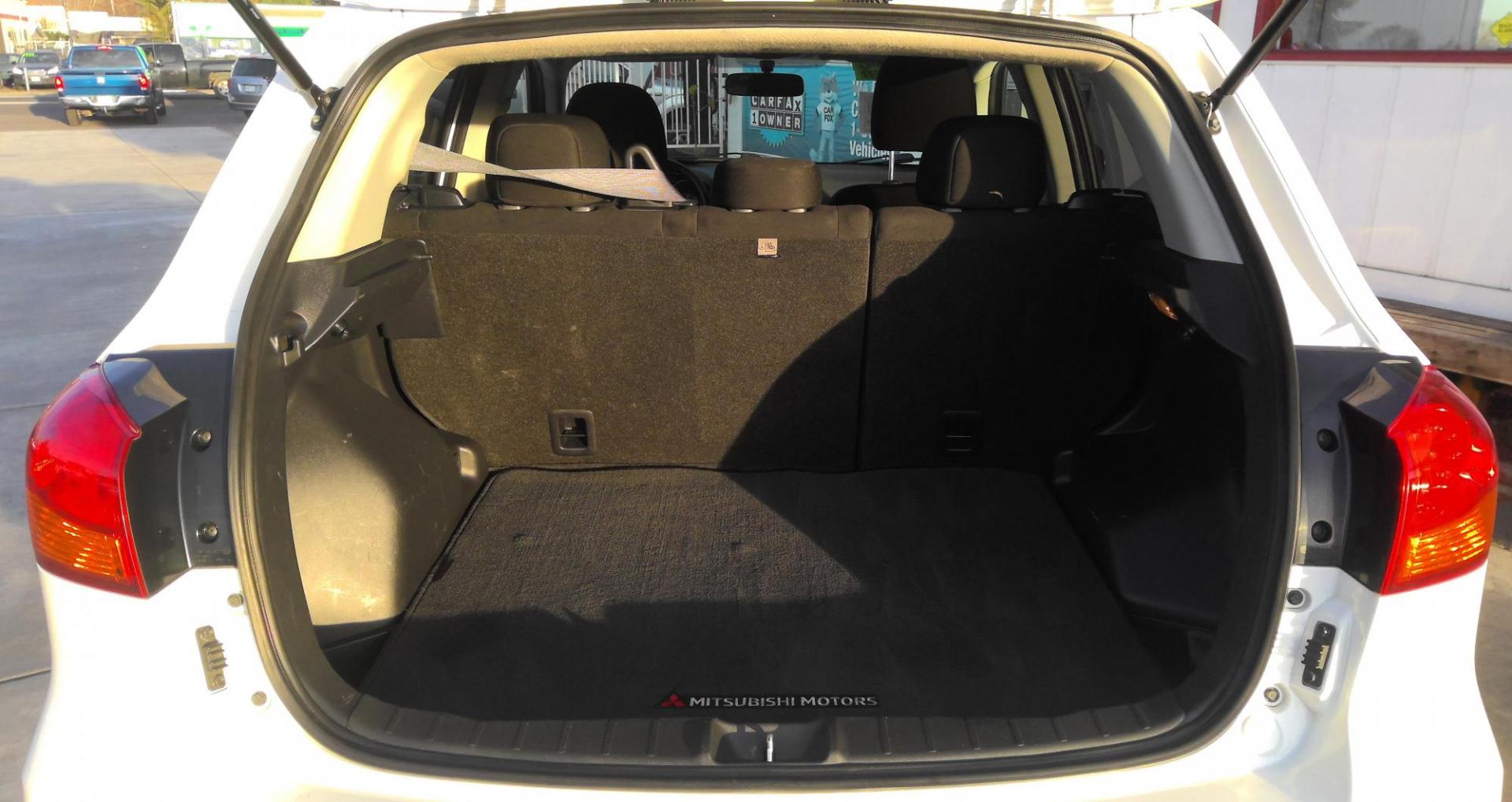 2019 WHITE Mitsubishi Outlander Sport 2.0 SE 4WD CVT (JA4AR3AU8KU) with an 2.0L L4 DOHC 16V engine, CVT transmission, located at 502 S. Riverside Avenue, Medford, OR, 97501, (541) 773-3136, 42.322803, -122.867477 - Photo#5