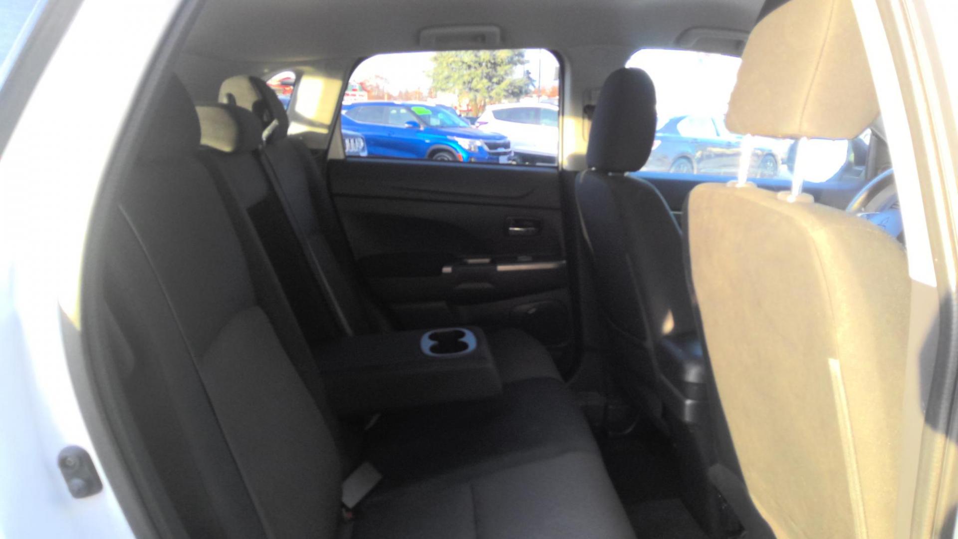 2019 WHITE Mitsubishi Outlander Sport 2.0 SE 4WD CVT (JA4AR3AU8KU) with an 2.0L L4 DOHC 16V engine, CVT transmission, located at 502 S. Riverside Avenue, Medford, OR, 97501, (541) 773-3136, 42.322803, -122.867477 - Photo#7