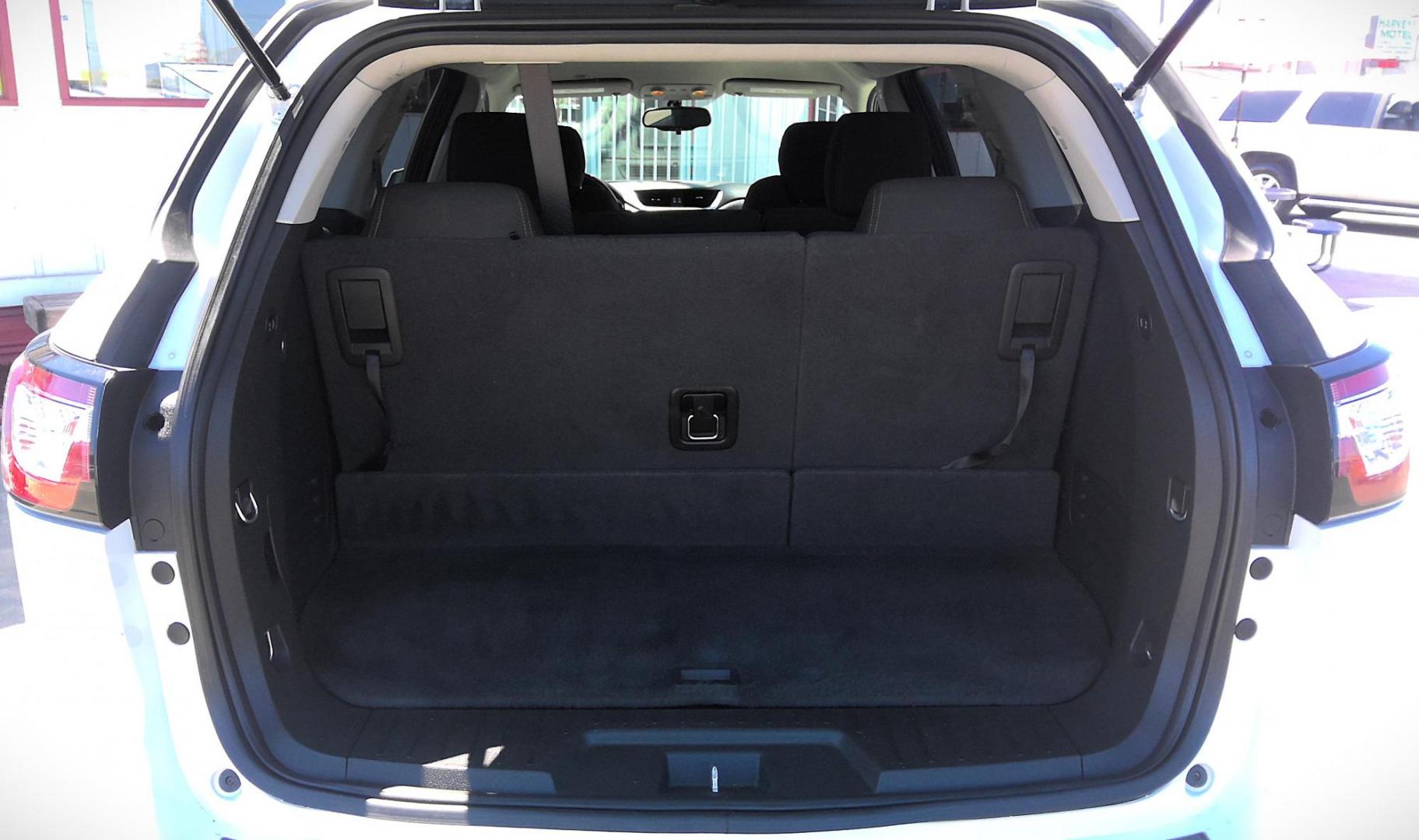 2017 WHITE Chevrolet Traverse 1LT AWD (1GNKVGKD0HJ) with an 3.6L V6 DOHC 24V engine, 6A transmission, located at 502 S. Riverside Avenue, Medford, OR, 97501, (541) 773-3136, 42.322803, -122.867477 - Photo#3