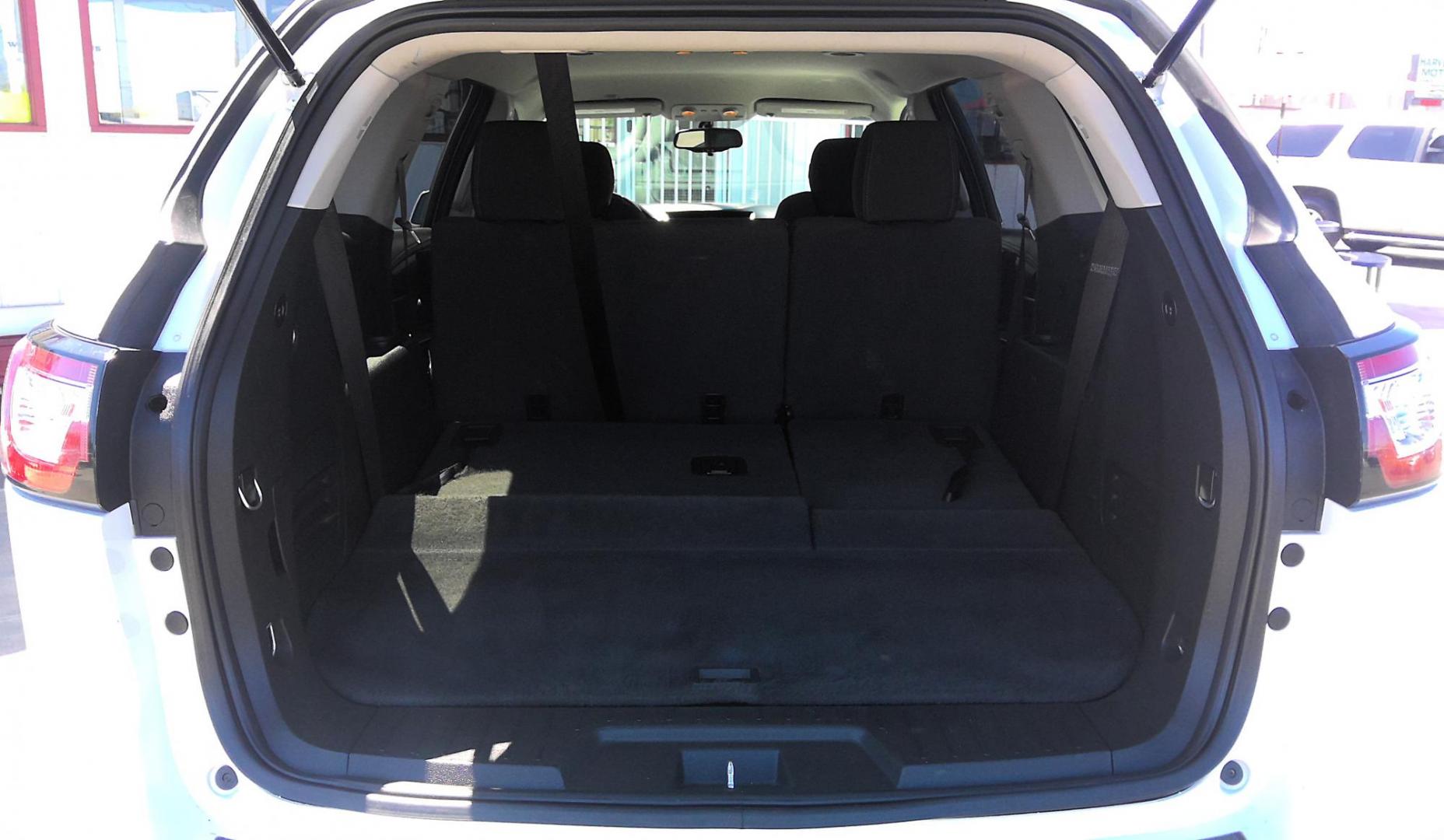 2017 WHITE Chevrolet Traverse 1LT AWD (1GNKVGKD0HJ) with an 3.6L V6 DOHC 24V engine, 6A transmission, located at 502 S. Riverside Avenue, Medford, OR, 97501, (541) 773-3136, 42.322803, -122.867477 - Photo#4