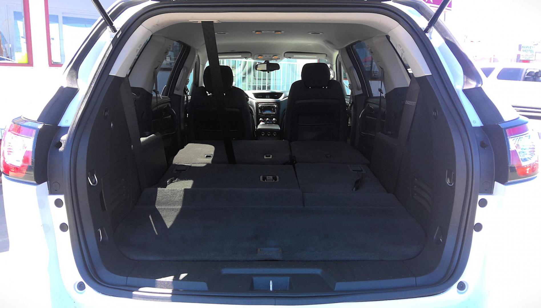 2017 WHITE Chevrolet Traverse 1LT AWD (1GNKVGKD0HJ) with an 3.6L V6 DOHC 24V engine, 6A transmission, located at 502 S. Riverside Avenue, Medford, OR, 97501, (541) 773-3136, 42.322803, -122.867477 - Photo#5