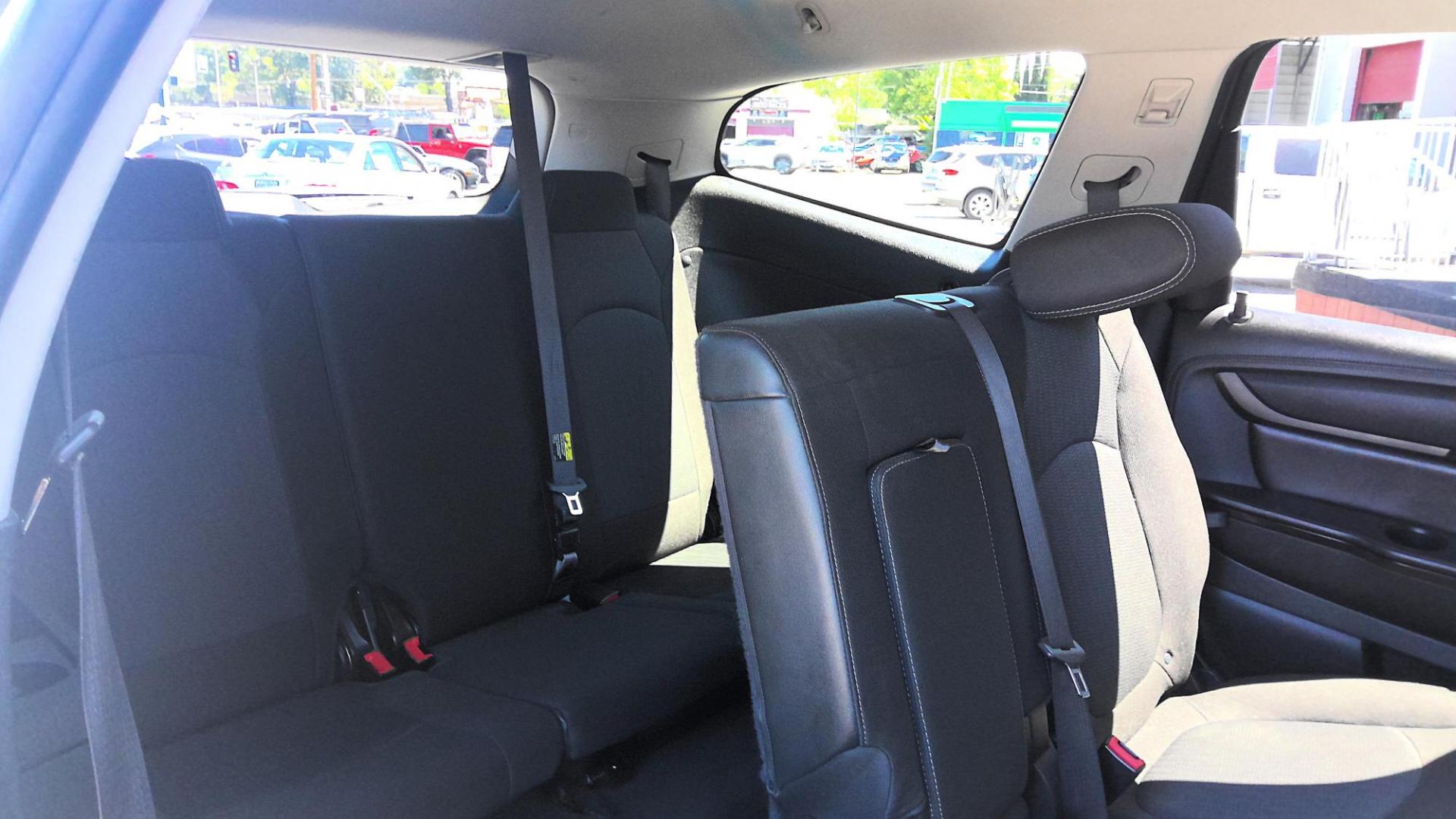 2017 WHITE Chevrolet Traverse 1LT AWD (1GNKVGKD0HJ) with an 3.6L V6 DOHC 24V engine, 6A transmission, located at 502 S. Riverside Avenue, Medford, OR, 97501, (541) 773-3136, 42.322803, -122.867477 - Photo#6