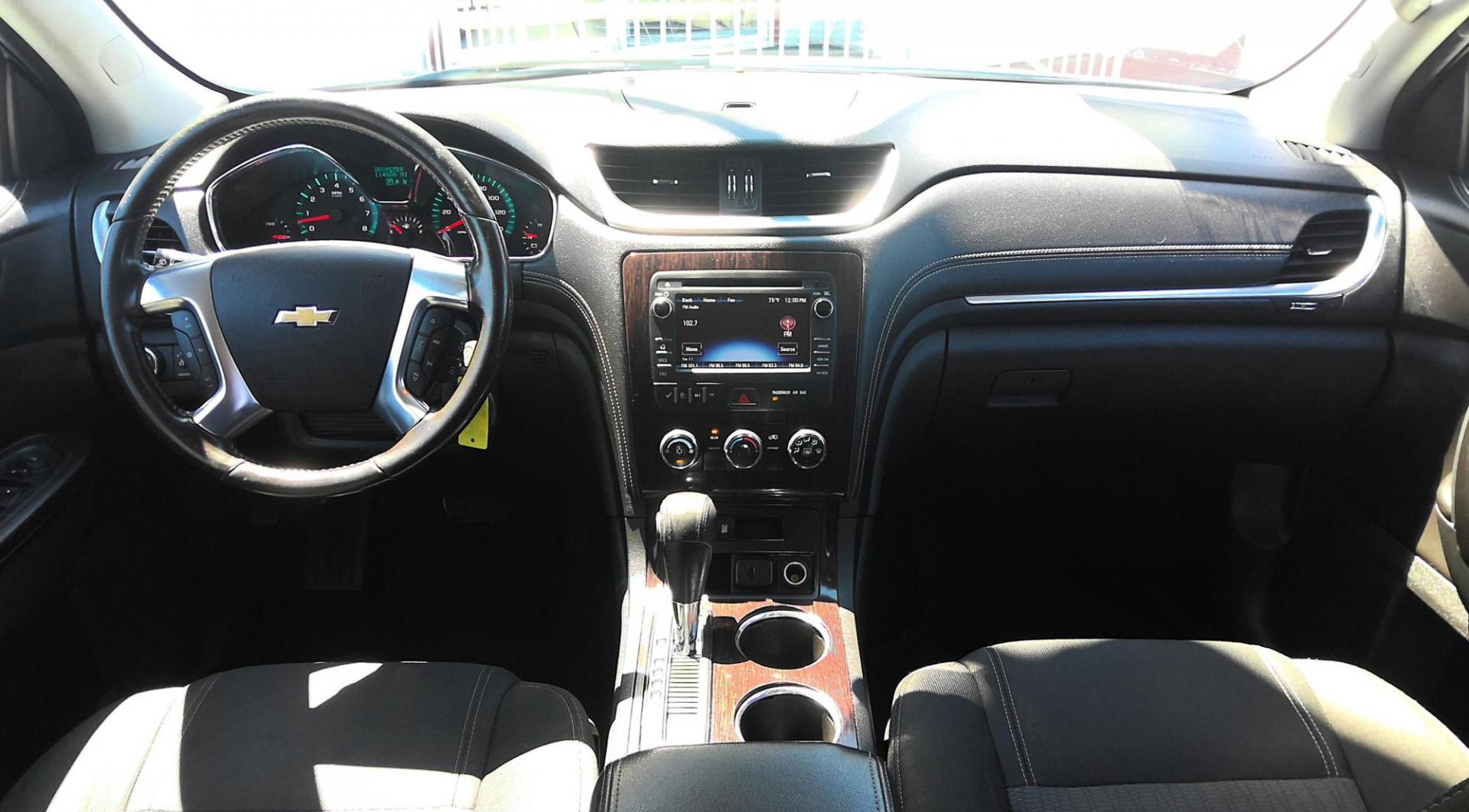 2017 WHITE Chevrolet Traverse 1LT AWD (1GNKVGKD0HJ) with an 3.6L V6 DOHC 24V engine, 6A transmission, located at 502 S. Riverside Avenue, Medford, OR, 97501, (541) 773-3136, 42.322803, -122.867477 - Photo#9