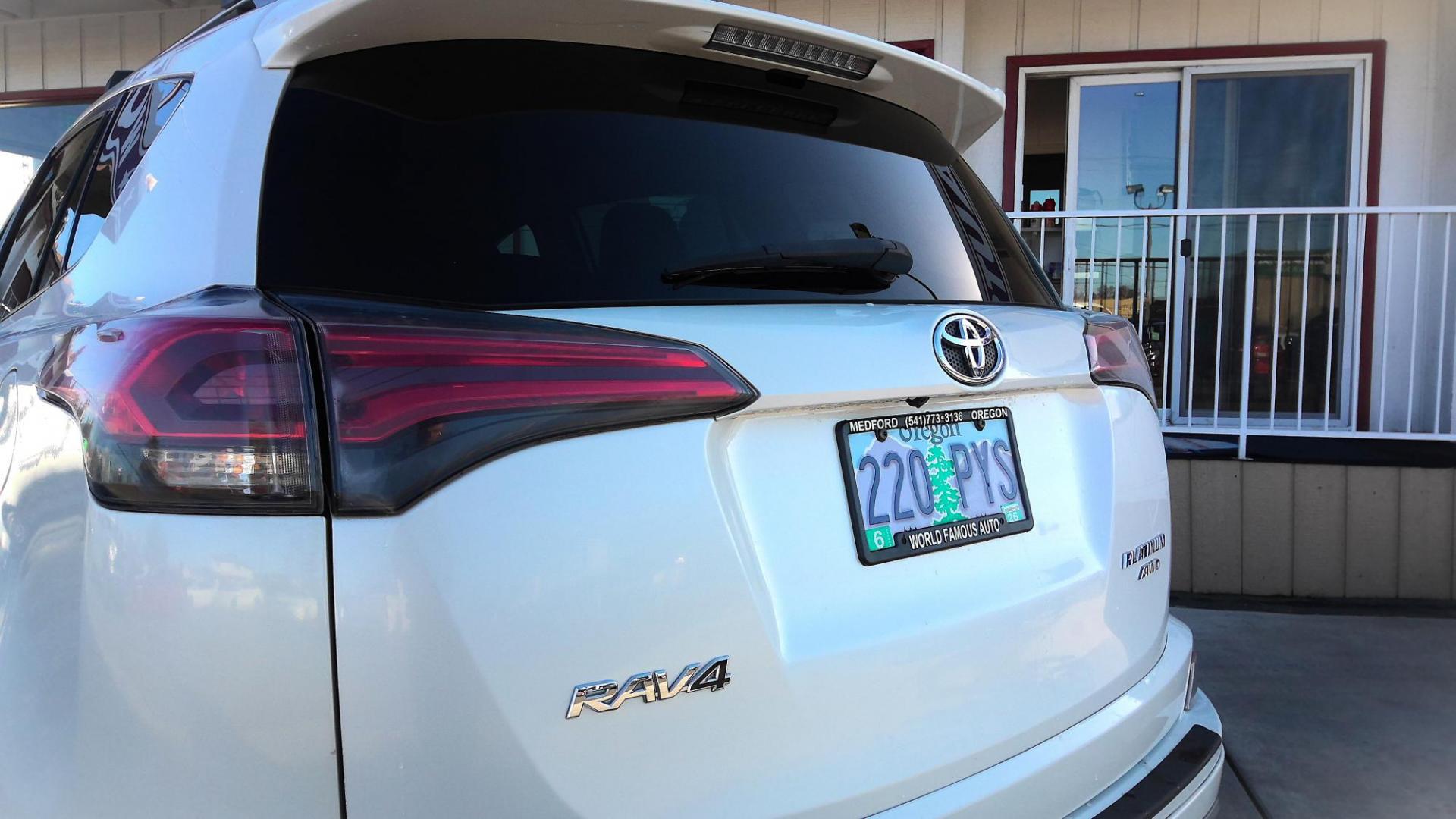 2017 WHITE Toyota RAV4 Limited AWD (2T3DFREV9HW) with an 2.5L L4 DOHC 16V engine, 6A transmission, located at 502 S. Riverside Avenue, Medford, OR, 97501, (541) 773-3136, 42.322803, -122.867477 - Photo#3
