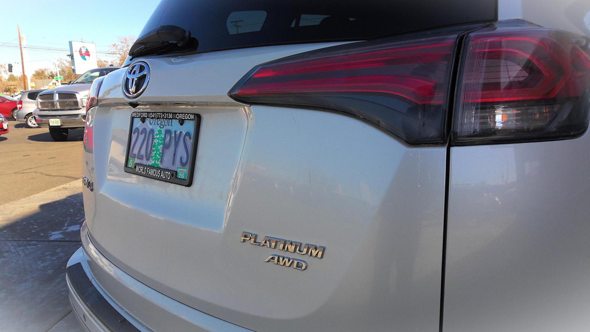 2017 WHITE Toyota RAV4 Limited AWD (2T3DFREV9HW) with an 2.5L L4 DOHC 16V engine, 6A transmission, located at 502 S. Riverside Avenue, Medford, OR, 97501, (541) 773-3136, 42.322803, -122.867477 - Photo#4