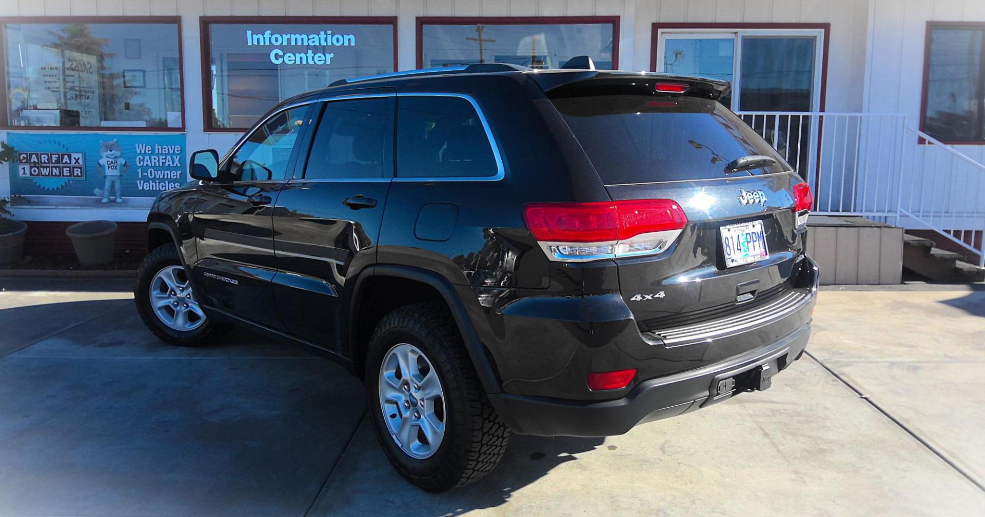 2015 BLACK Jeep Grand Cherokee Laredo 4WD (1C4RJFAG6FC) with an 3.6L V6 DOHC 24V engine, 8-Speed Automatic transmission, located at 502 S. Riverside Avenue, Medford, OR, 97501, (541) 773-3136, 42.322803, -122.867477 - Photo#2
