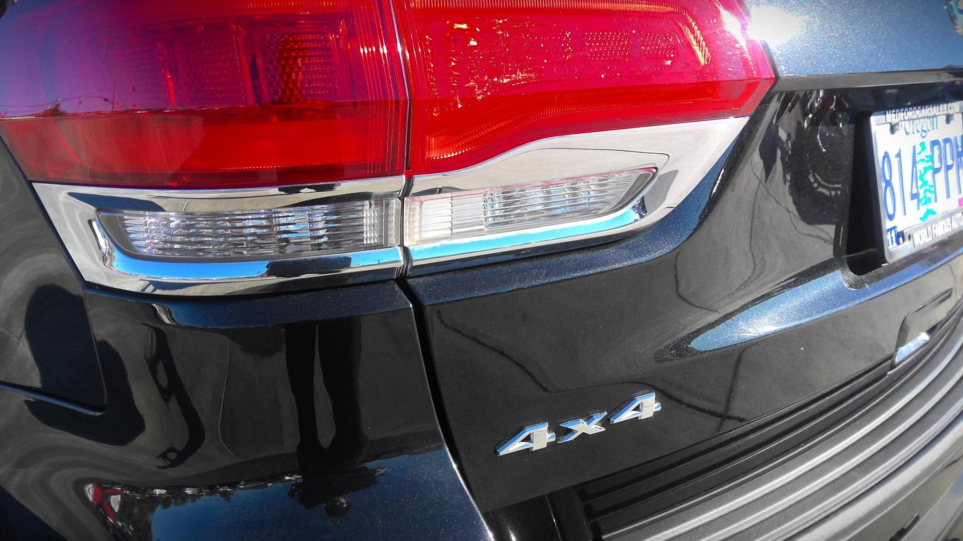 2015 BLACK Jeep Grand Cherokee Laredo 4WD (1C4RJFAG6FC) with an 3.6L V6 DOHC 24V engine, 8-Speed Automatic transmission, located at 502 S. Riverside Avenue, Medford, OR, 97501, (541) 773-3136, 42.322803, -122.867477 - Photo#3