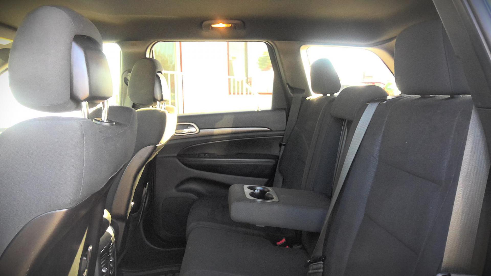 2015 BLACK Jeep Grand Cherokee Laredo 4WD (1C4RJFAG6FC) with an 3.6L V6 DOHC 24V engine, 8-Speed Automatic transmission, located at 502 S. Riverside Avenue, Medford, OR, 97501, (541) 773-3136, 42.322803, -122.867477 - Photo#8