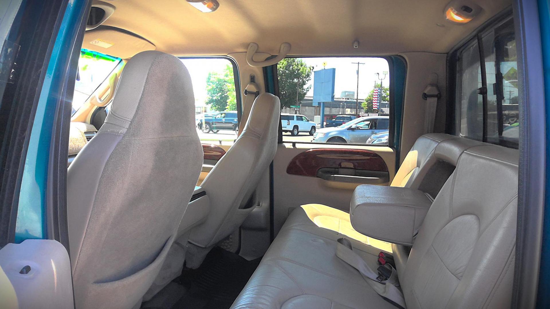 2000 GREEN Ford F-250 SD Lariat Crew Cab Long Bed 4WD (1FTNW21F0YE) with an 7.3L V8 OHV 16V TURBO DIESEL engine, located at 502 S. Riverside Avenue, Medford, OR, 97501, (541) 773-3136, 42.322803, -122.867477 - Photo#4